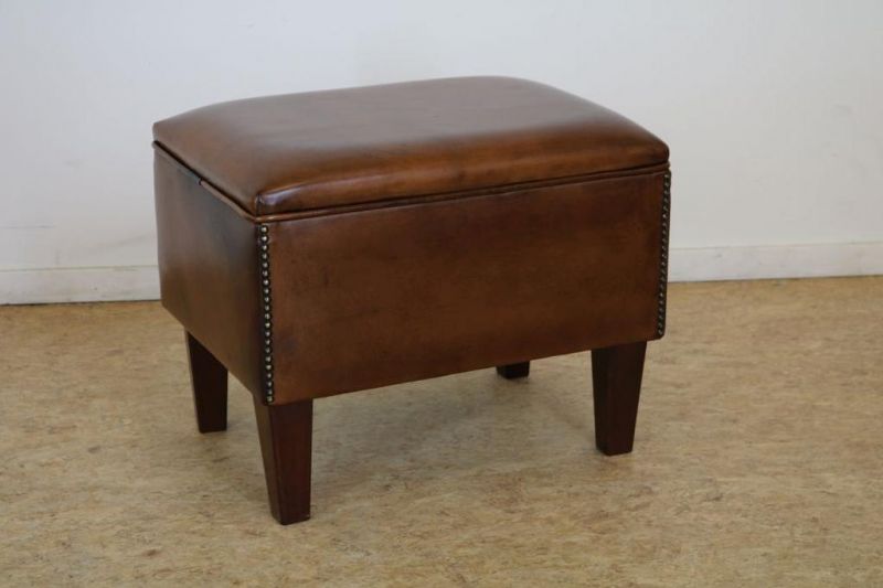 Tabouret met schapenleer overtrokken