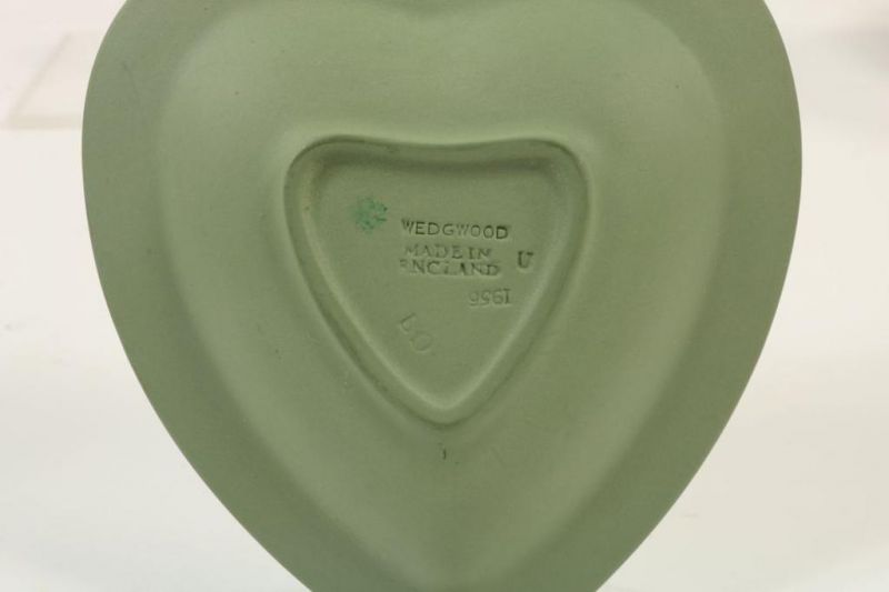 Lot Wedgwood jasperware, bestaande uit vaasje, dekseldoosjes en schaaltje - Image 2 of 2