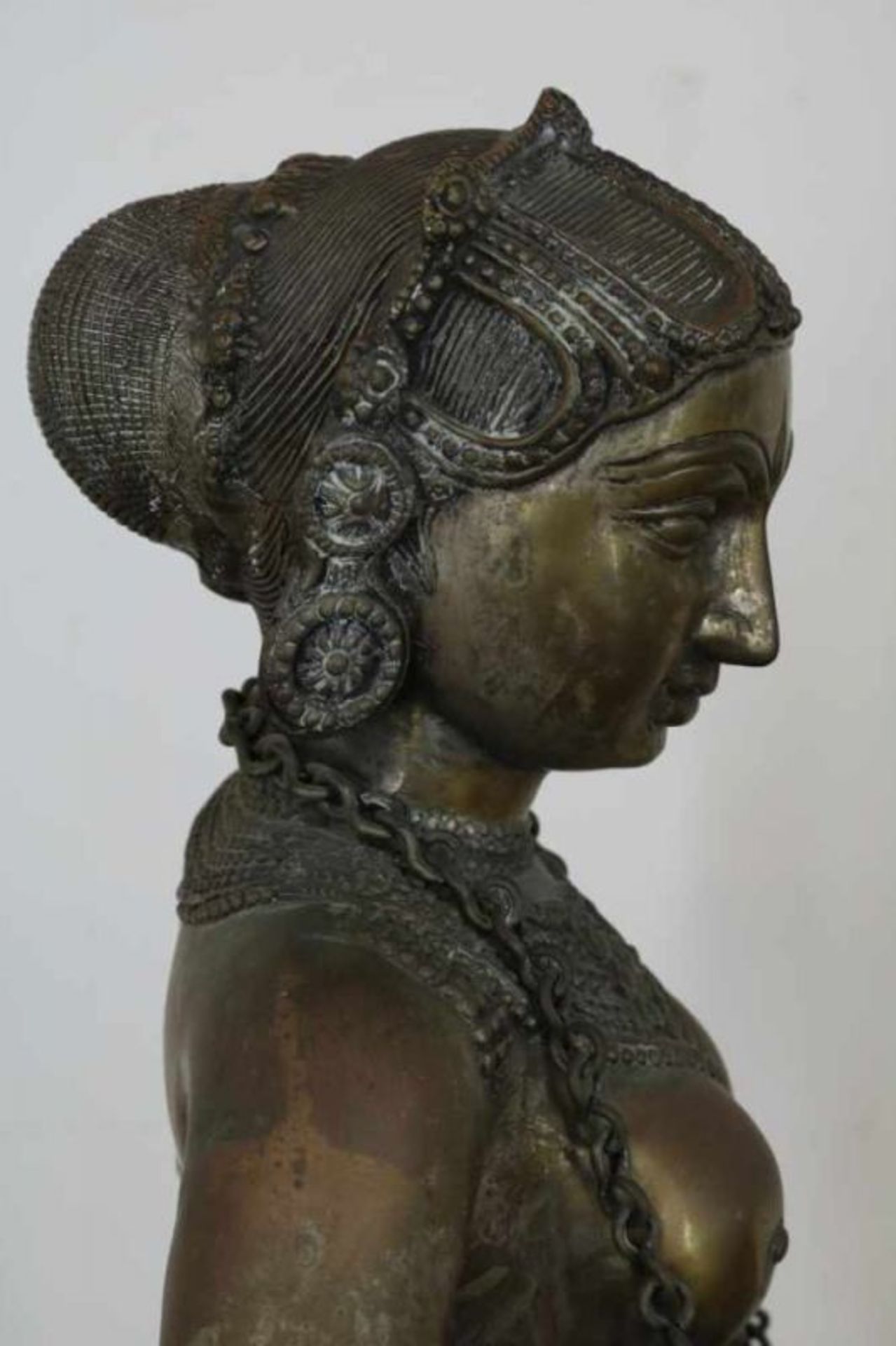 Bronzen sculptuur van Deepa Lakshmi met een Mridangam trommel, India, h. 100 cm. bronze sculpture of - Bild 4 aus 5