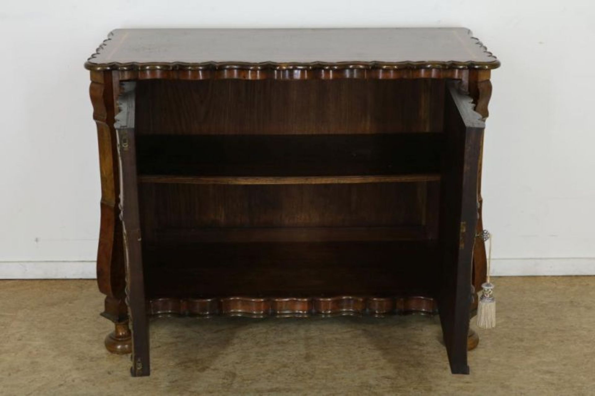 Wortelnoten gefineerde Louis XVI-stijl orgelgebogen commode met 3 valse laden als 2 paneeldeuren, h. - Bild 3 aus 3