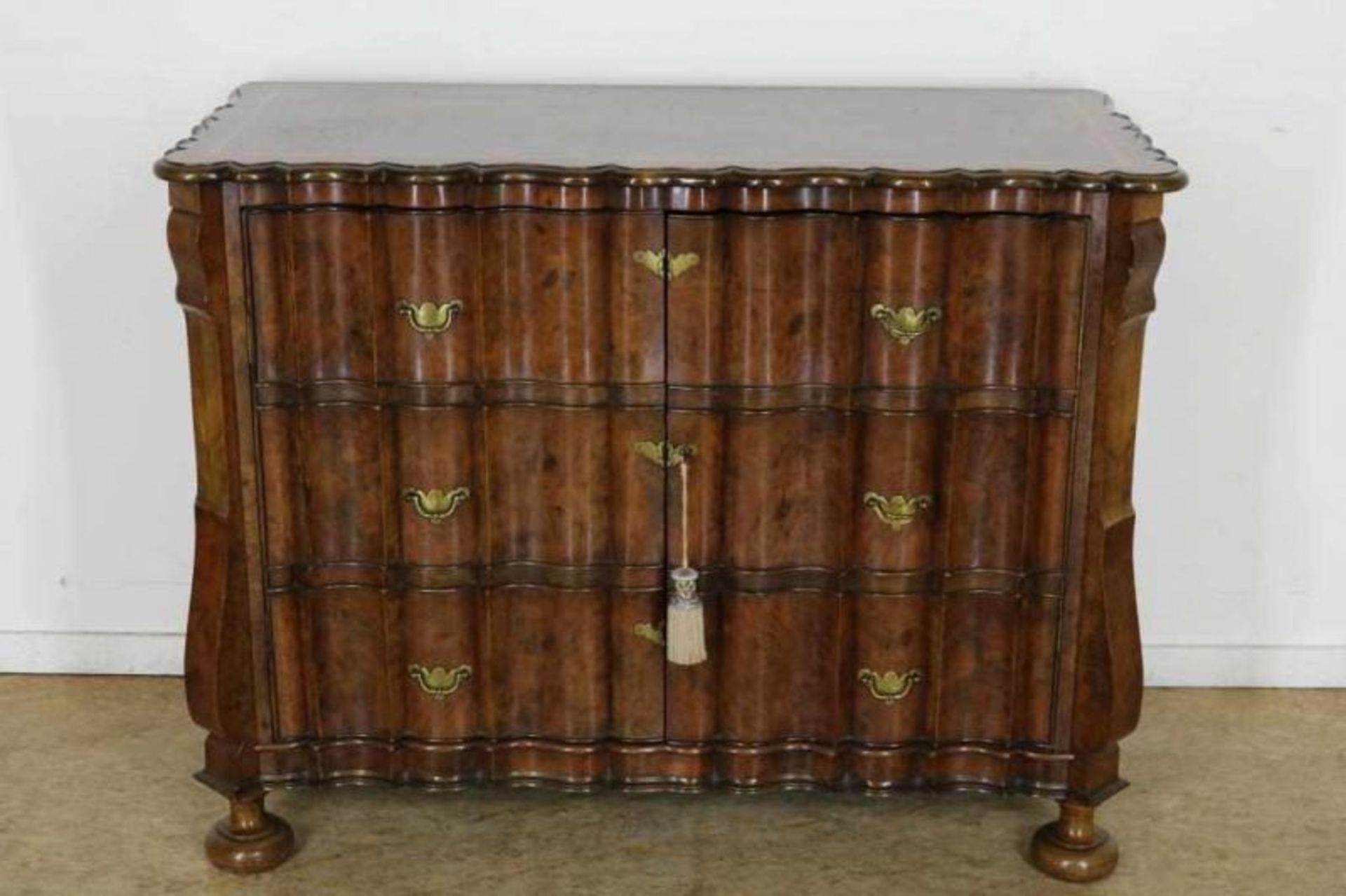 Wortelnoten gefineerde Louis XVI-stijl orgelgebogen commode met 3 valse laden als 2 paneeldeuren, h.