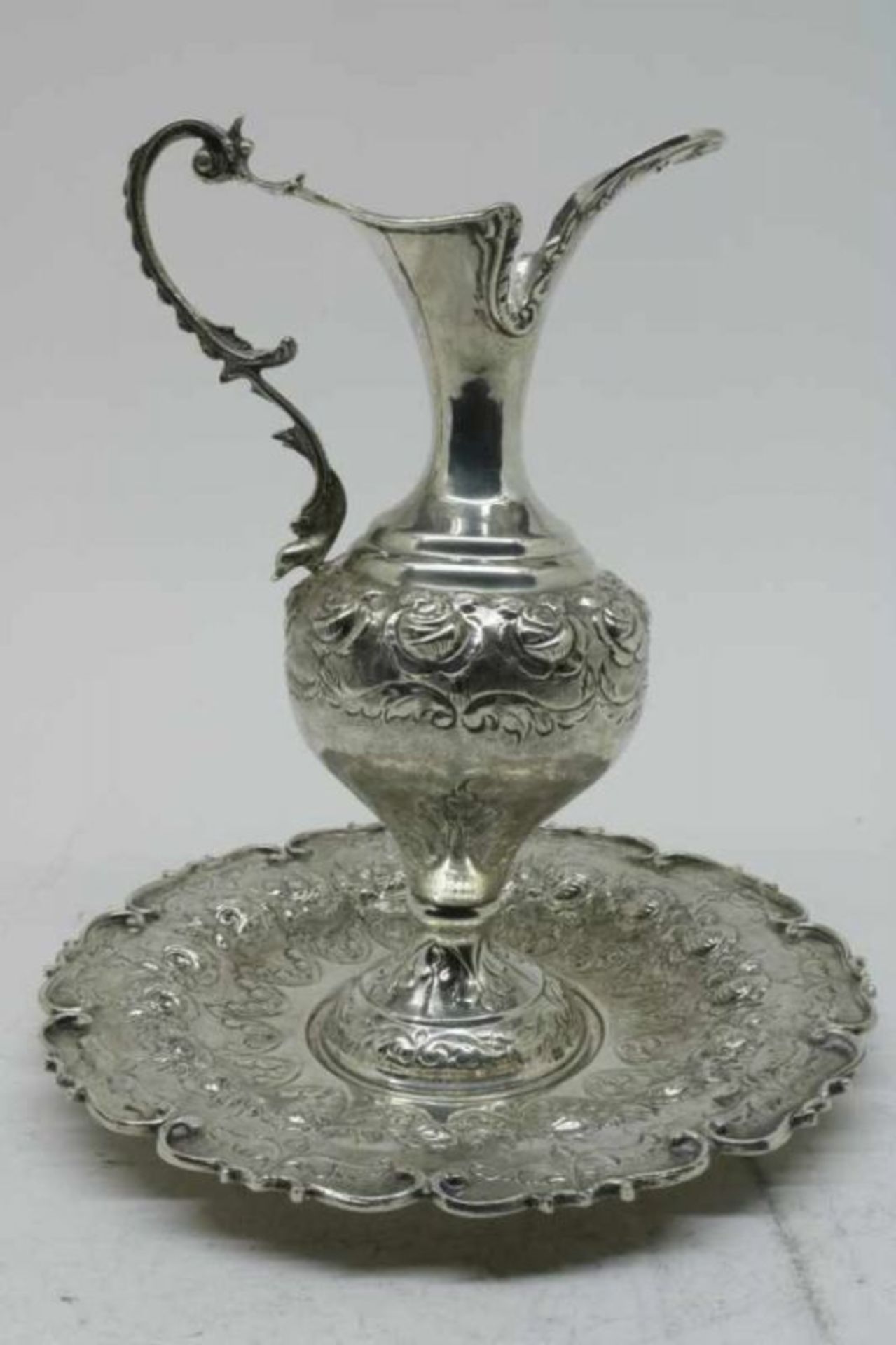 Zilveren karaf op onderschotel, gew. 806gr. l. 26cm. A silver carafe with dish, w. 806gr. l. 26cm.