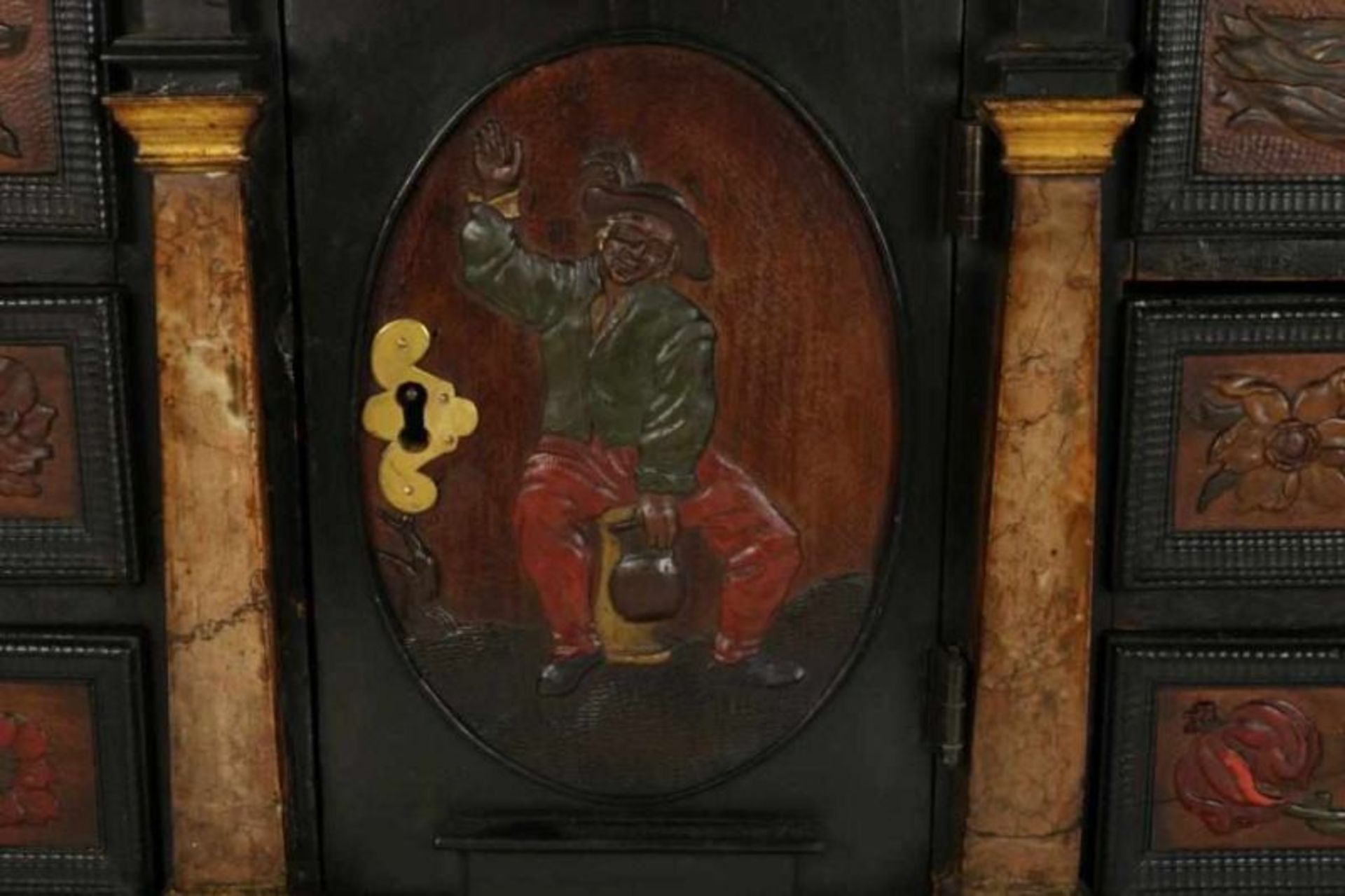 Noten houten kunstkabinet met verguld bronzen beslag, op de zijkanten 2 grepen, het front met 2 - Bild 5 aus 14