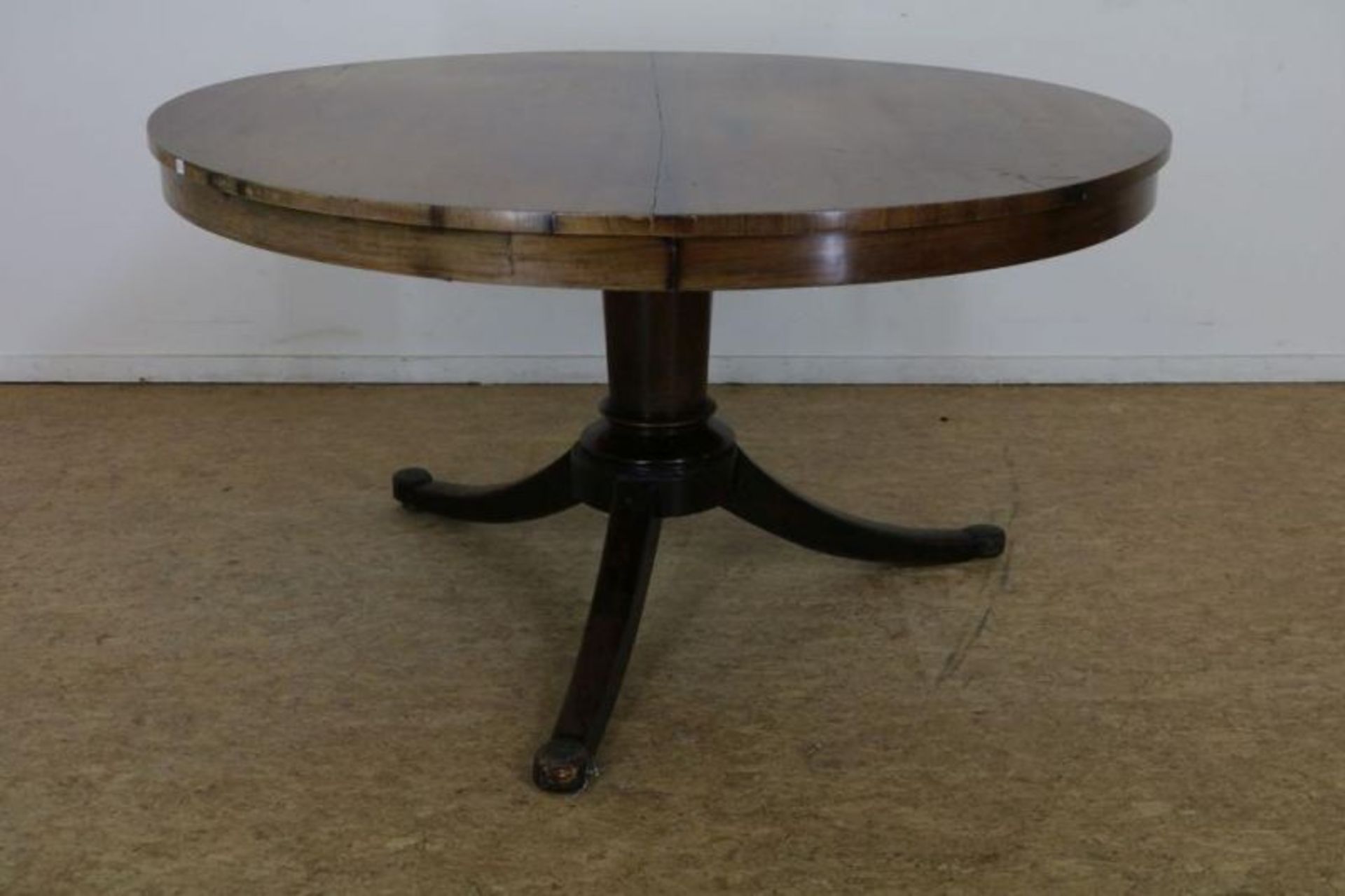 Mahonie tafel op kolompoot uitlopend in 3-sprant, 19e eeuw, h. 76, diam. 133 cm.