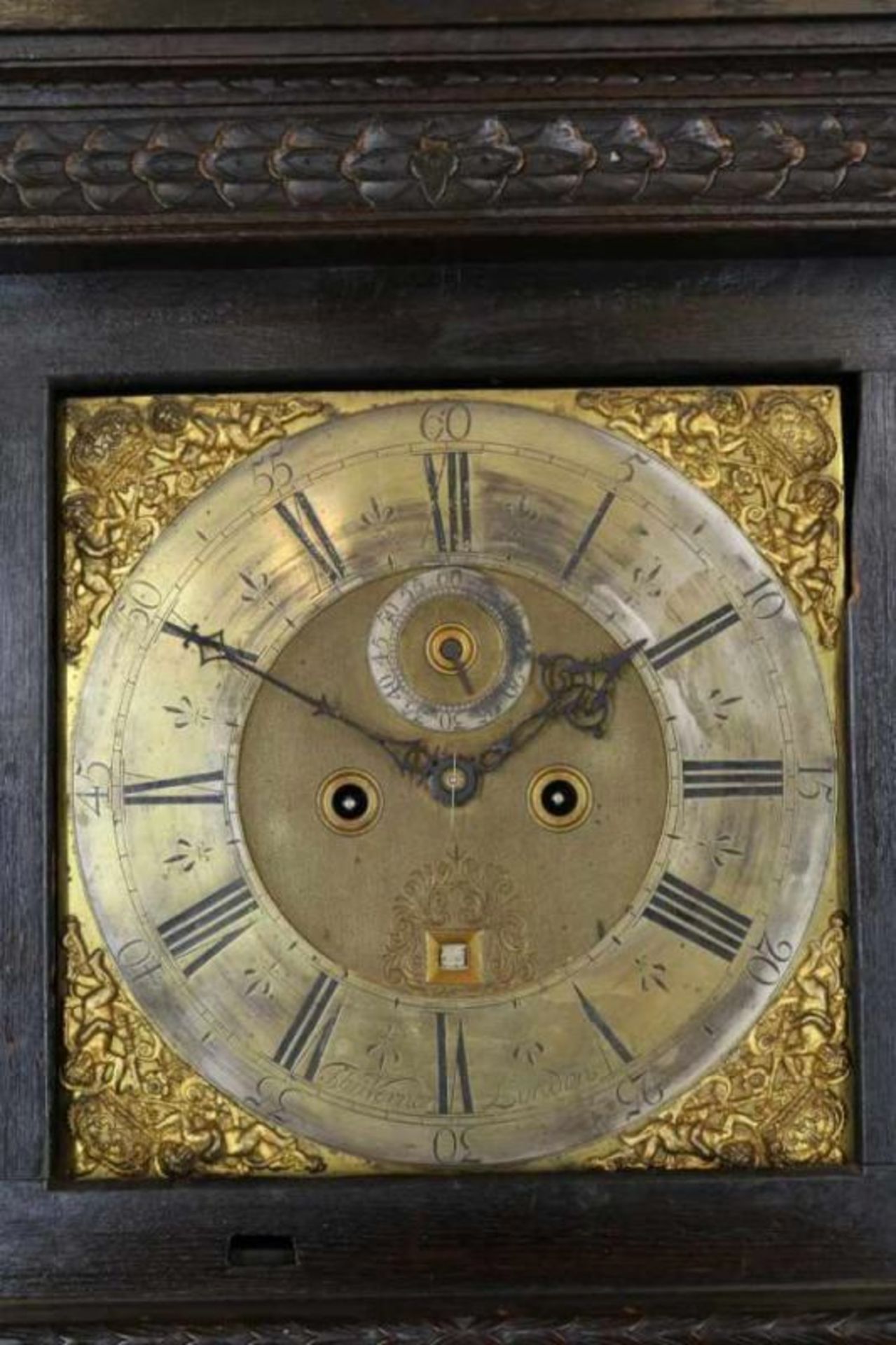 Staand horloge met verzilverde cijferring, secondenwijzer en dag-aanduiding in rijkgestoken eiken - Bild 2 aus 4