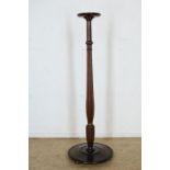 Eiken piedestal op gecanneleerde poot, h. 140, diam. 22 cm. oak pedestal with fluted pillar, h. 140,