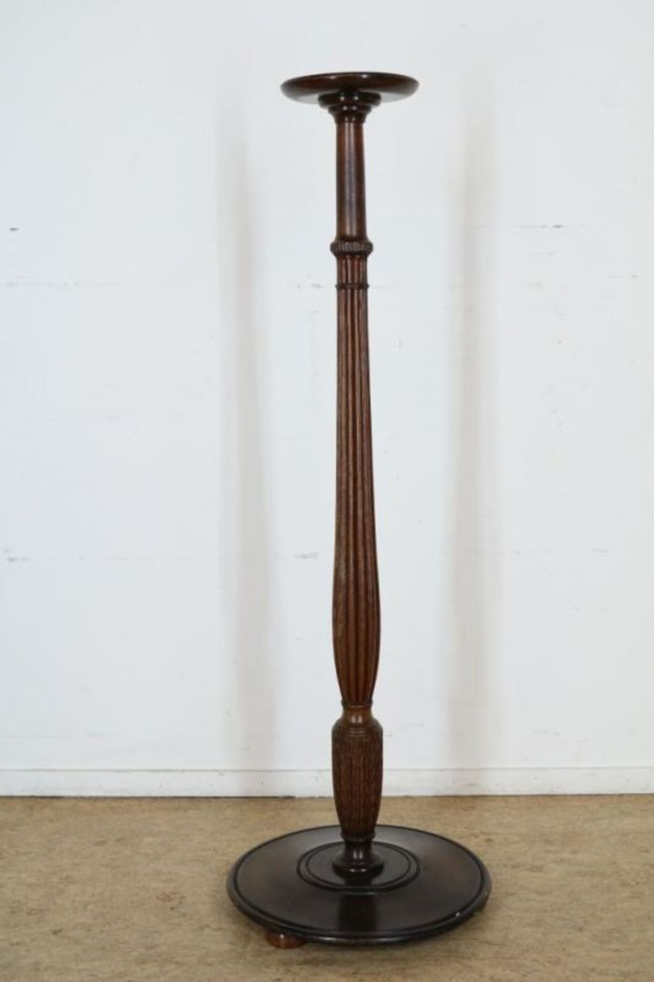 Eiken piedestal op gecanneleerde poot, h. 140, diam. 22 cm. oak pedestal with fluted pillar, h. 140,