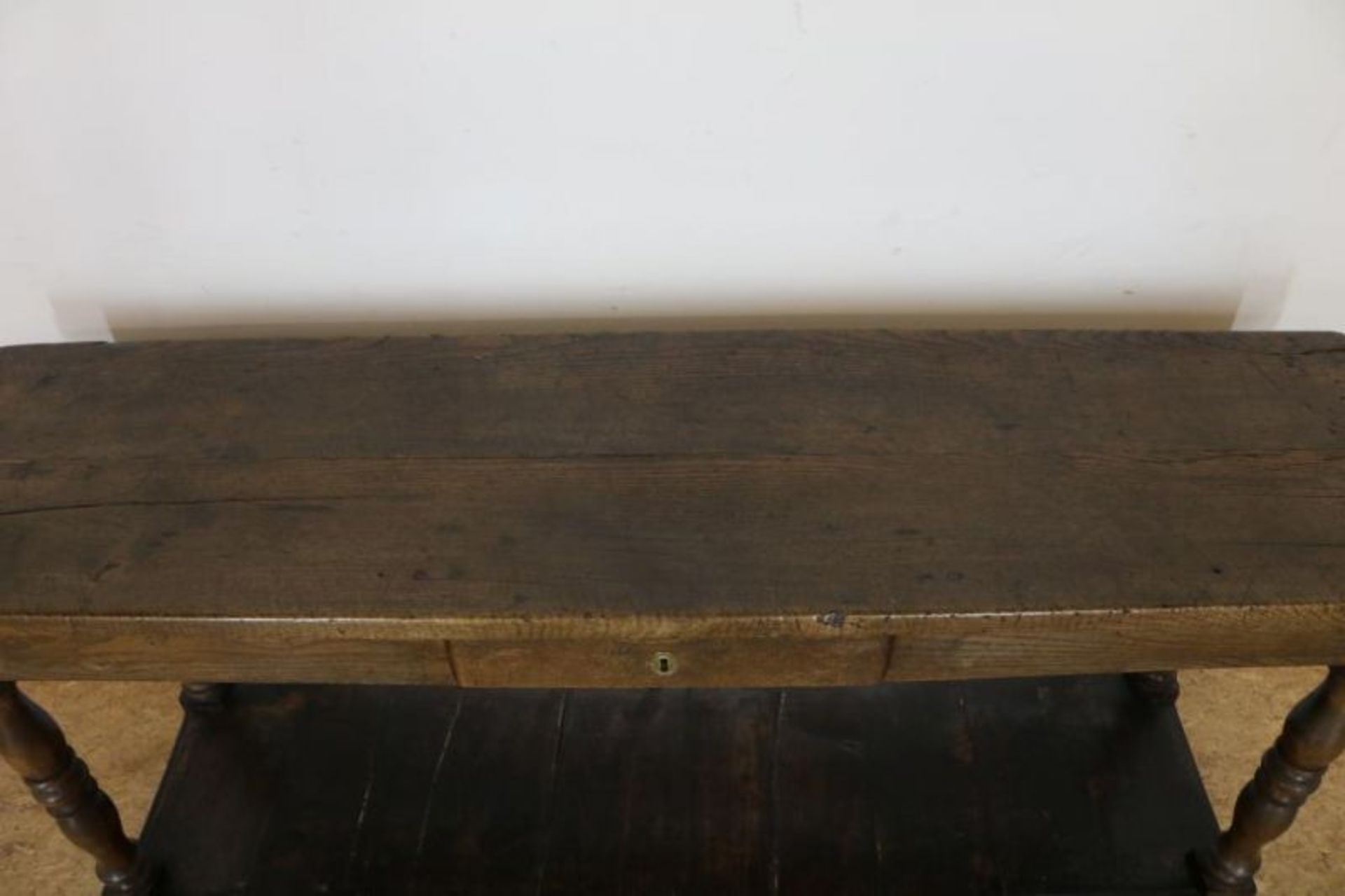 Eiken Georgian sidetable met lade op gedraaide poten verbonden door plateau, Engeland 18e eeuw, h. - Bild 2 aus 3