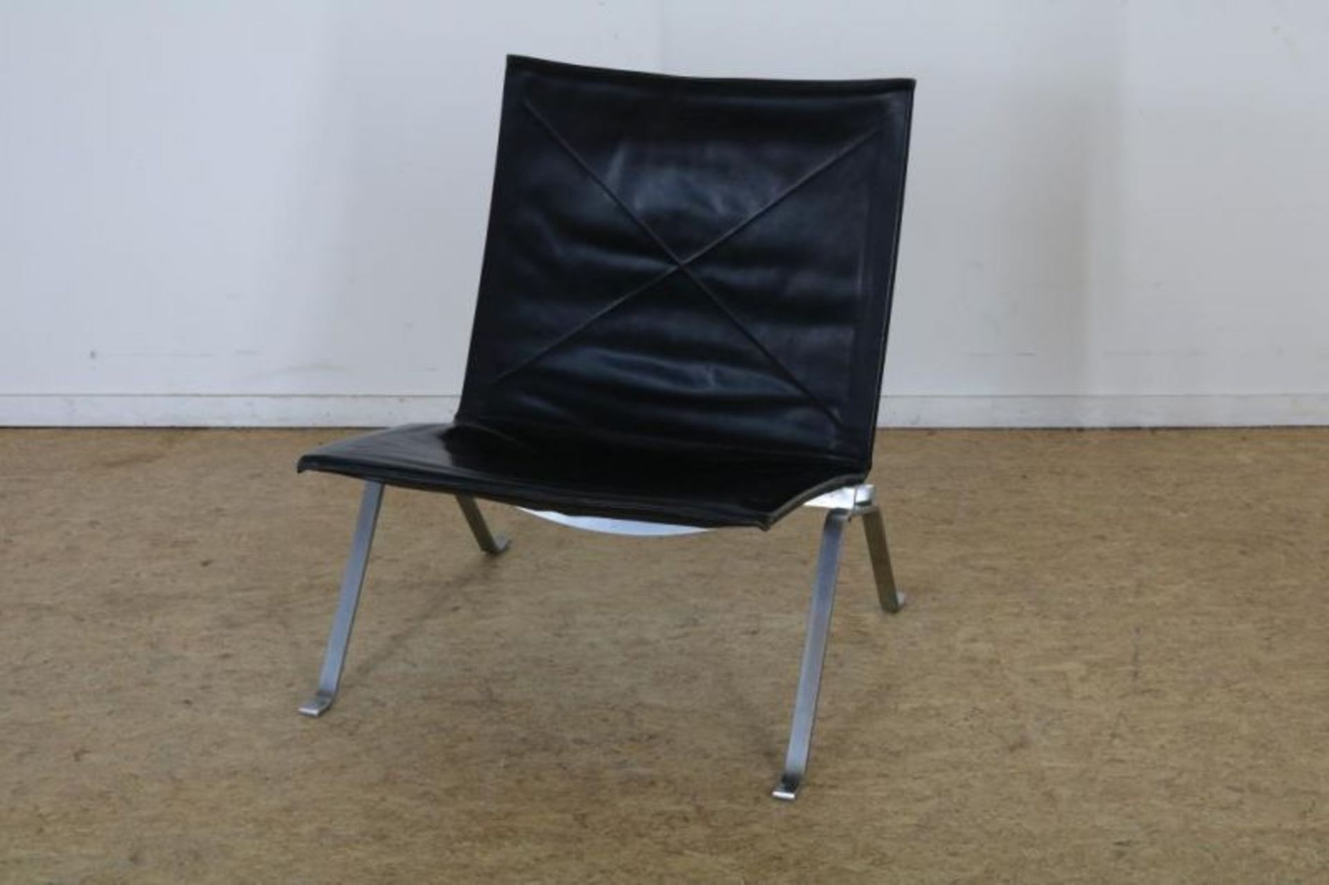 Vintage lounge chair PK 22 met zwart leer bekleed, ontwerper Poul Kjaerholm (1929-1980) voor E. Kold
