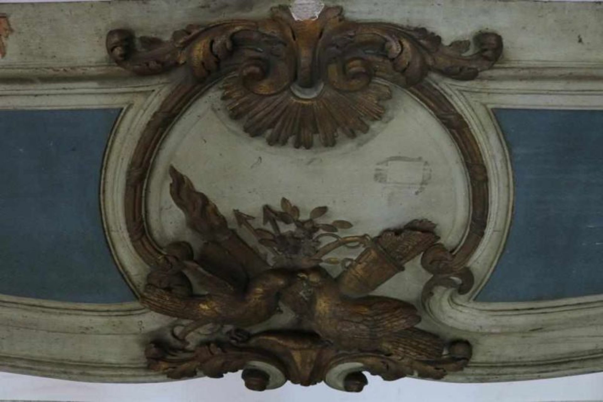 Eiken beschilderde Louis XV schouw ornament met gestoken hoekornamenten, 2 duiven bij toorts en - Bild 3 aus 3