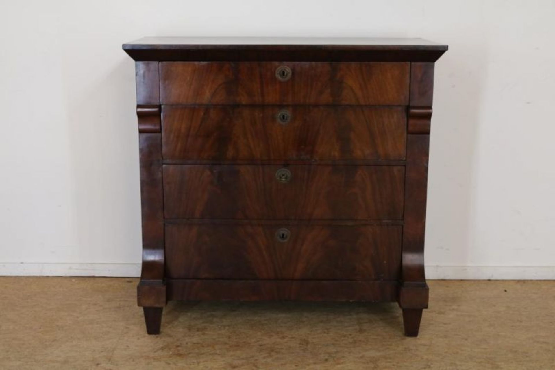 Mahonie Empire commode met 4 laden, Holland 1e kwart 19e eeuw, h. 101, br 106, d. 52 cm. Mahogany