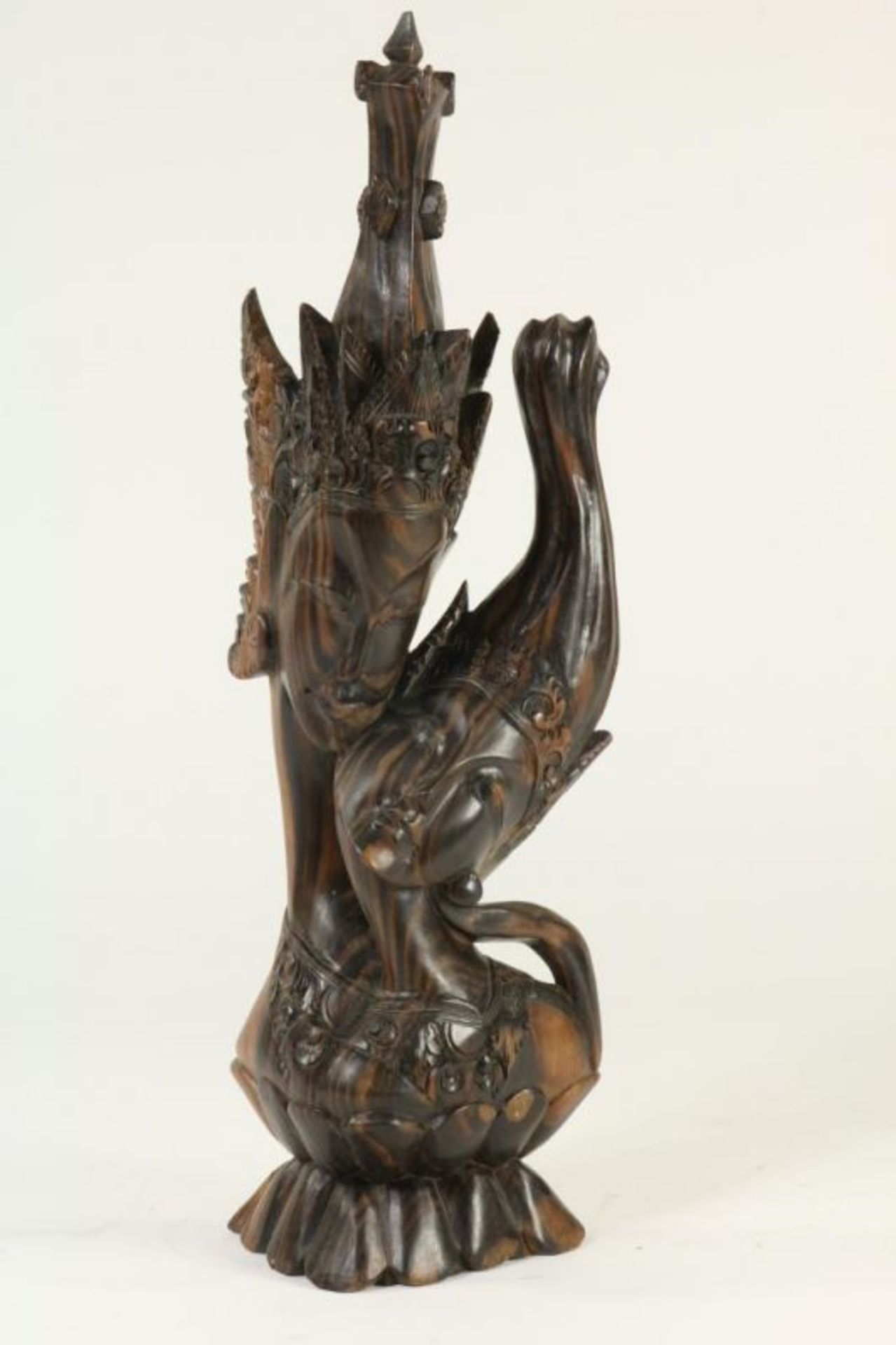 Lot van een palissander gestoken Balinese dame, h. 57 cm. en een palissander snijwerk met 2 figuren, - Bild 4 aus 5