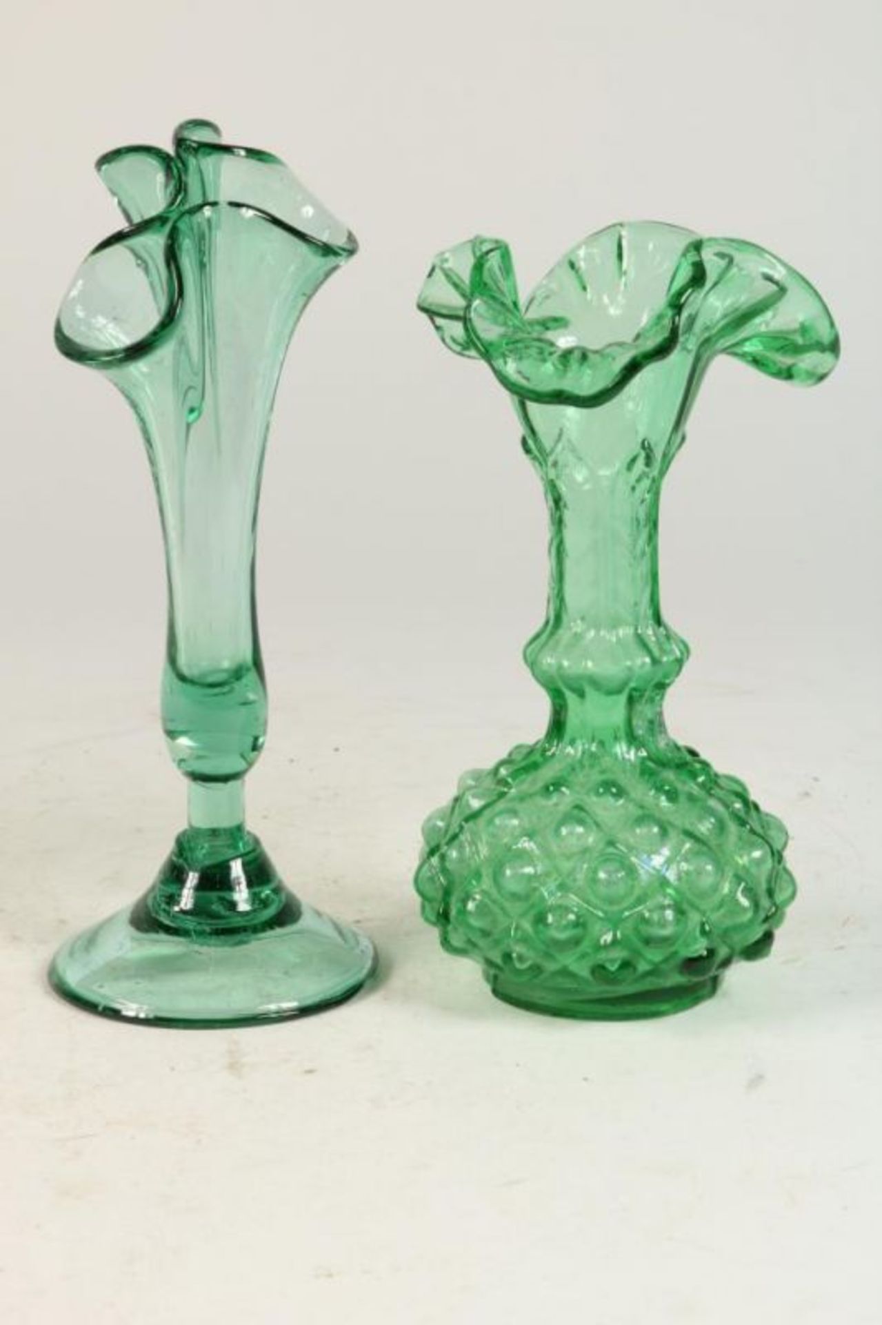 Lot van 2 groen handgeblazen glazen, w.o. 19e eeuw A collection of 2 green glasses, among which 19th