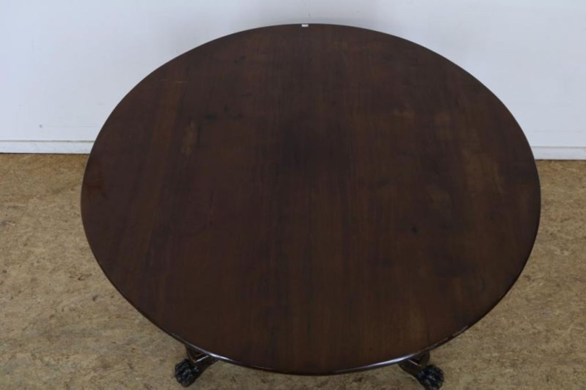 Mahonie ronde salontafel op klauwpoten, 19e eeuw, h. 68, diam. 94 cm. Mahogany round coffee table, - Bild 2 aus 3