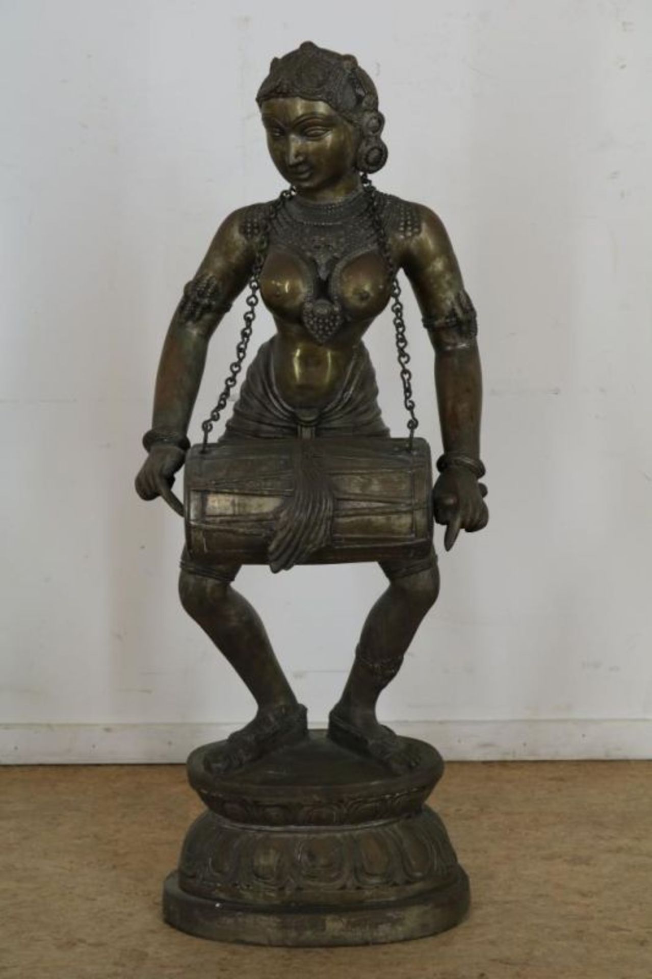 Bronzen sculptuur van Deepa Lakshmi met een Mridangam trommel, India, h. 100 cm. bronze sculpture of