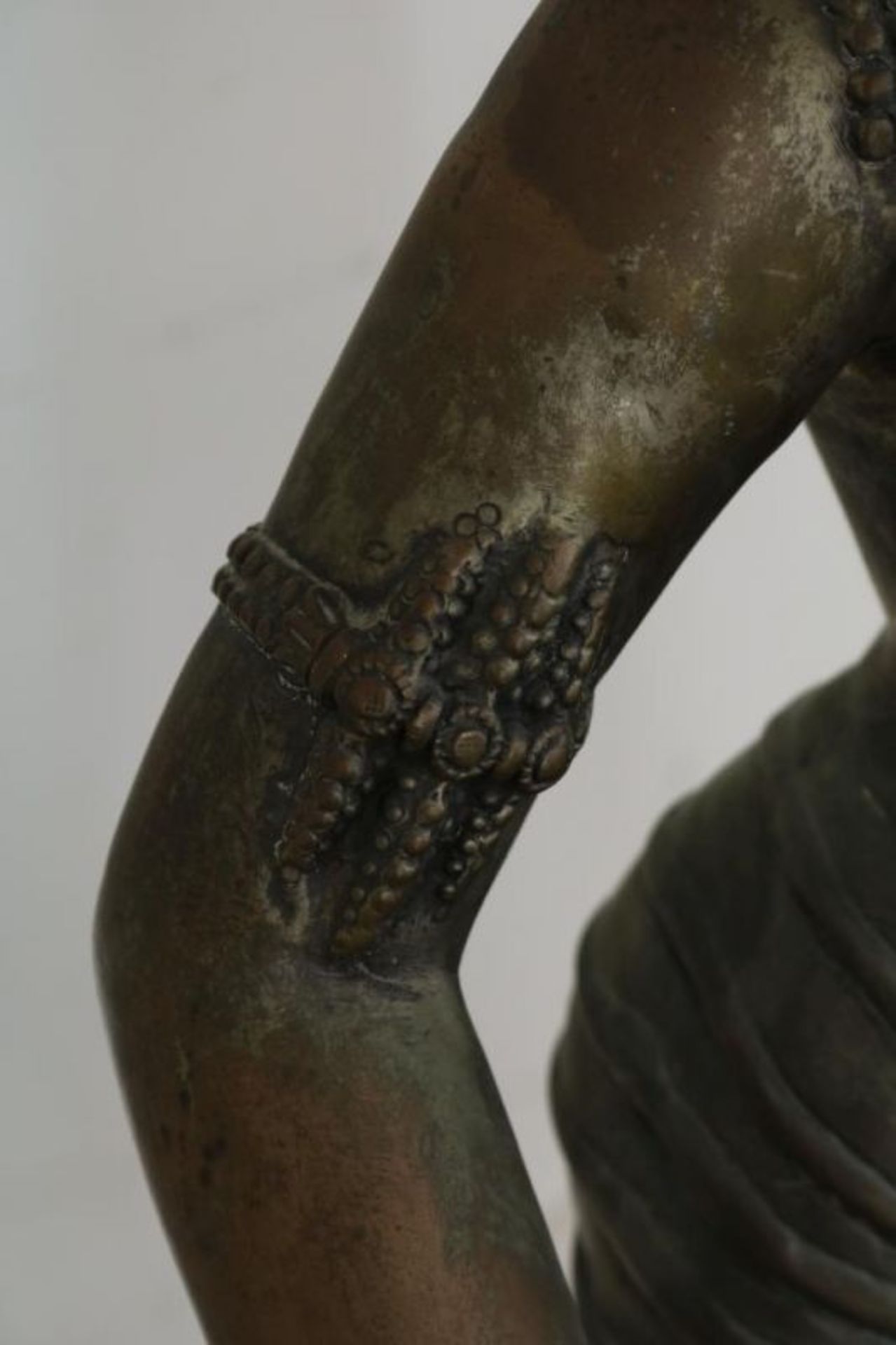 Bronzen sculptuur van Deepa Lakshmi met een Mridangam trommel, India, h. 100 cm. bronze sculpture of - Bild 3 aus 5