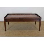 Kersenhouten salontafel, h. 50, l. 120, br. 70 cm. Cherry wood coffee table, h.50, l. 120, w. 70 cm.