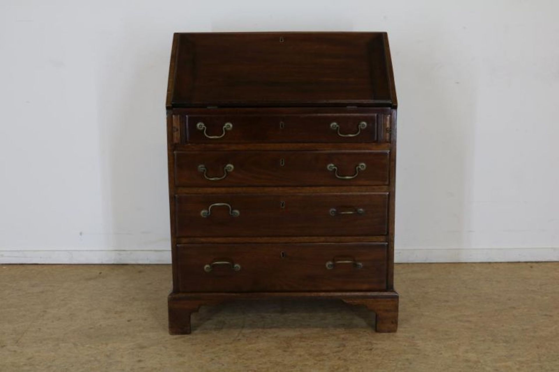 Mahonie damesbureau met schuine schrijfklep waarin interieur en waaronder 4 laden, Engeland 20e