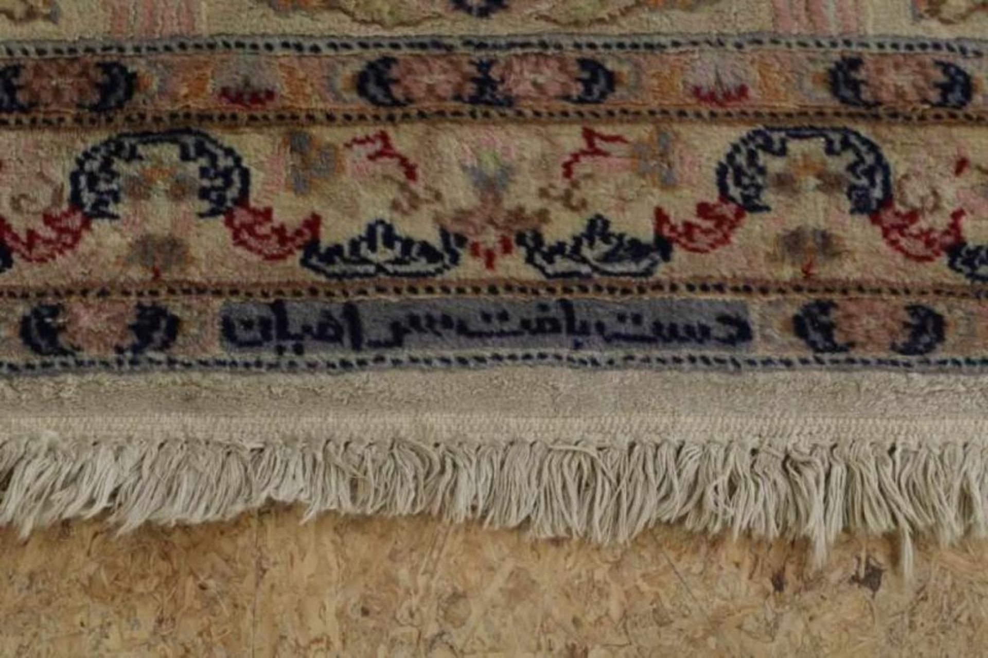 Perzisch tapijt, zijde en wol 150 x 93 cm. (gesigneerd) Carpet, silk and wool (signed) 150 x 93 cm. - Bild 2 aus 2