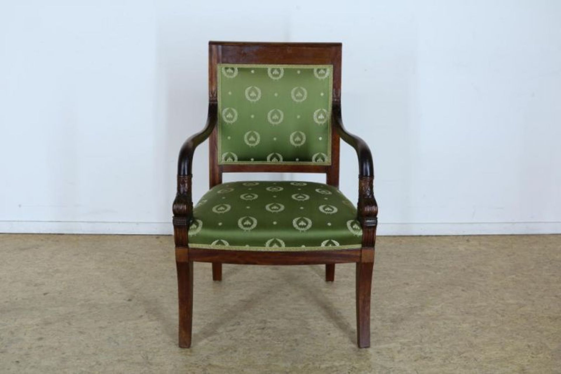 Mahonie Empire-stijl armstoel met groene stof Mahogany Empire-style armchair