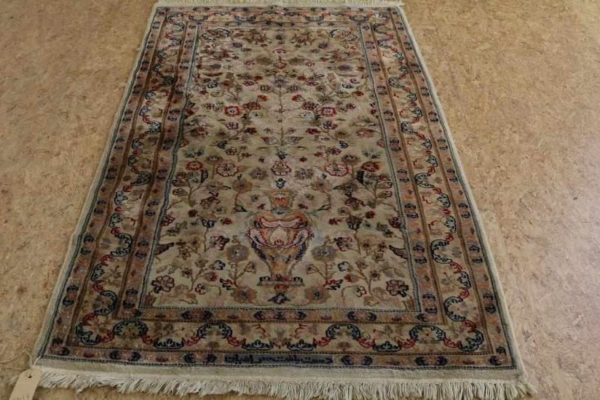 Perzisch tapijt, zijde en wol 150 x 93 cm. (gesigneerd) Carpet, silk and wool (signed) 150 x 93 cm.