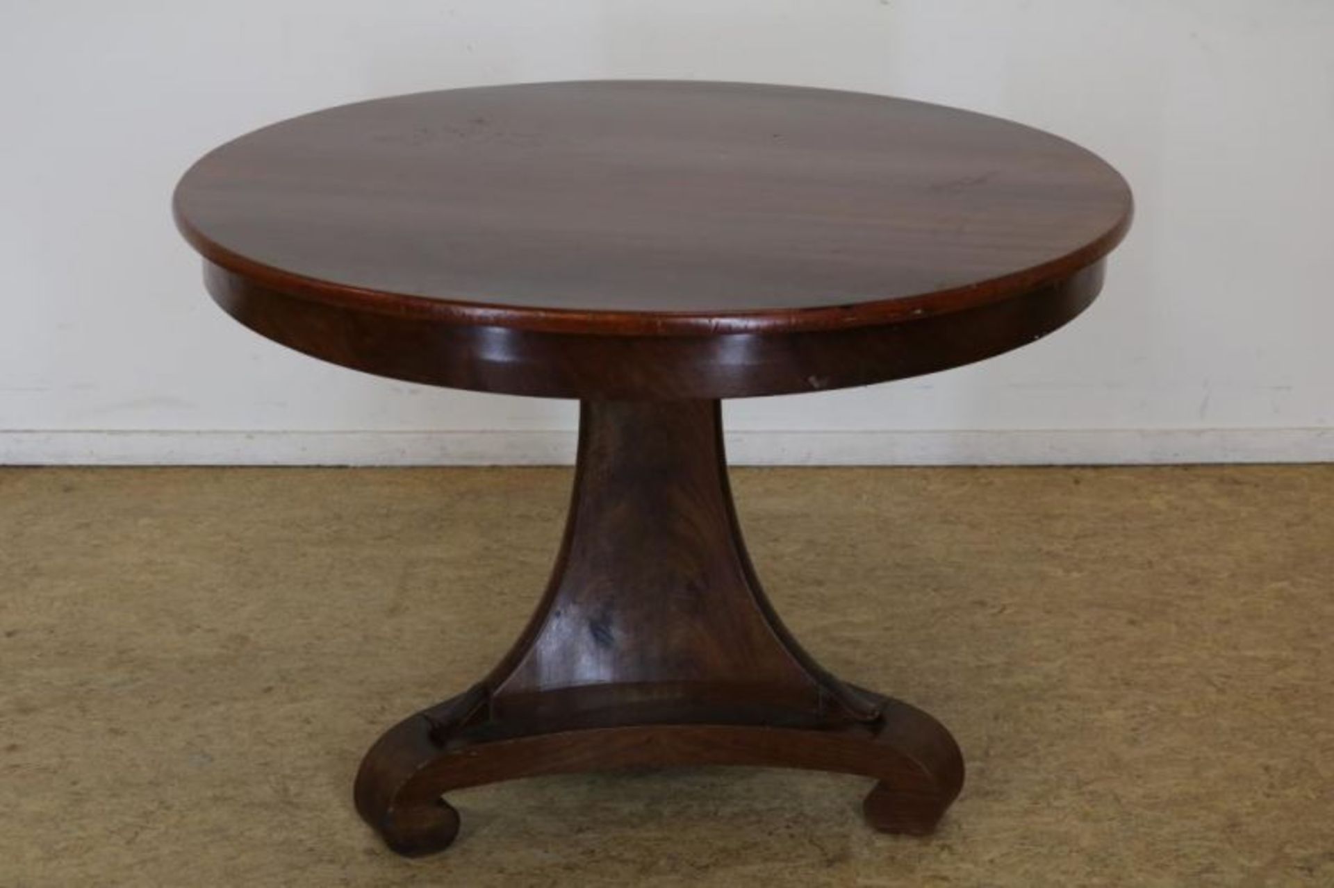 Mahonie Biedermeier tafel op kolompoot, 19e eeuw, h. 74, diam. 105 cm. Mahogany Biedermeier table,