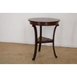 Mahonie Biedermeier gueridon met etage, 19e eeuw, h. 78, diam. 63 cm. Mahogany Biedermeier gueridon,