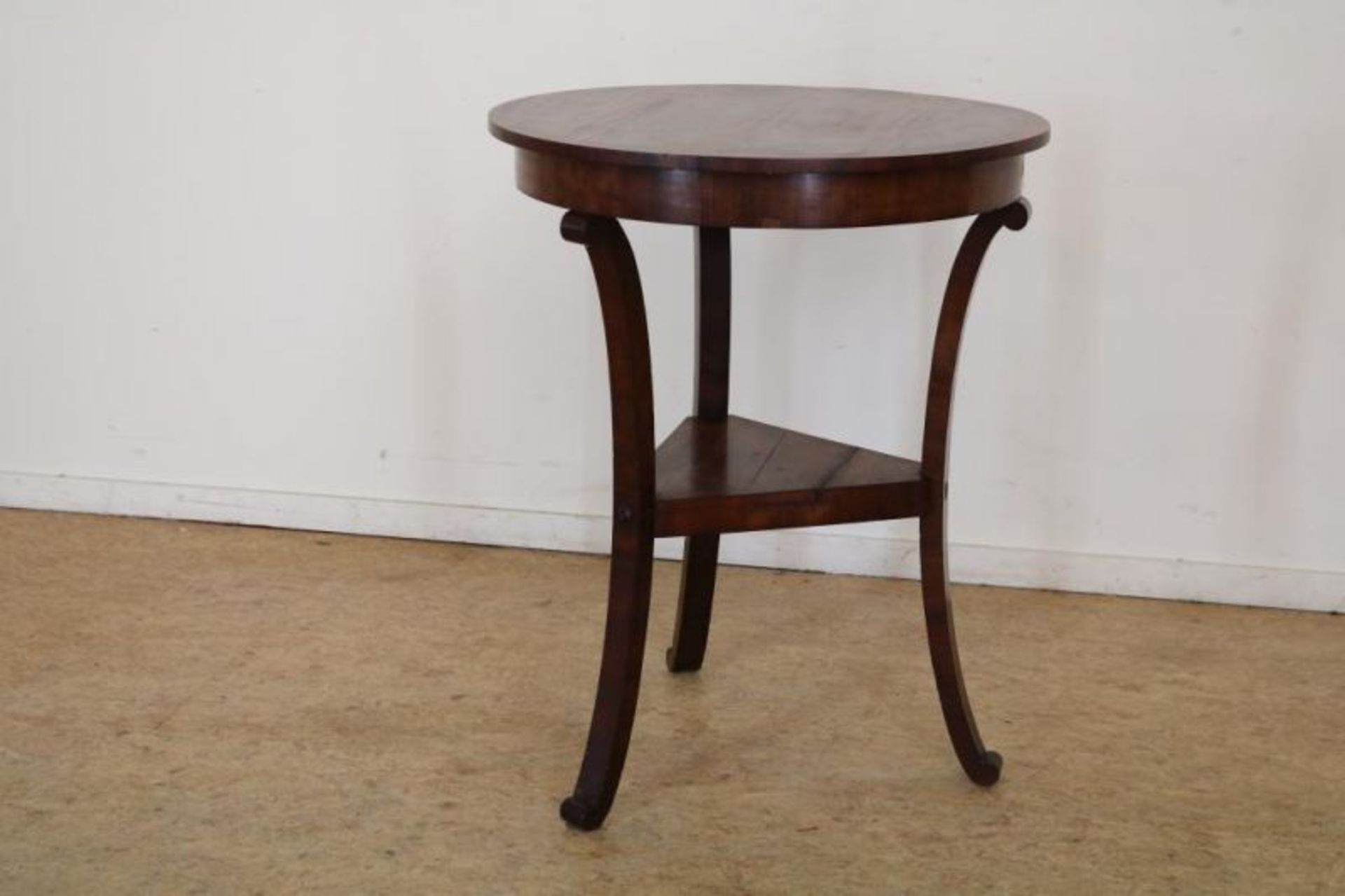 Mahonie Biedermeier gueridon met etage, 19e eeuw, h. 78, diam. 63 cm. Mahogany Biedermeier gueridon,