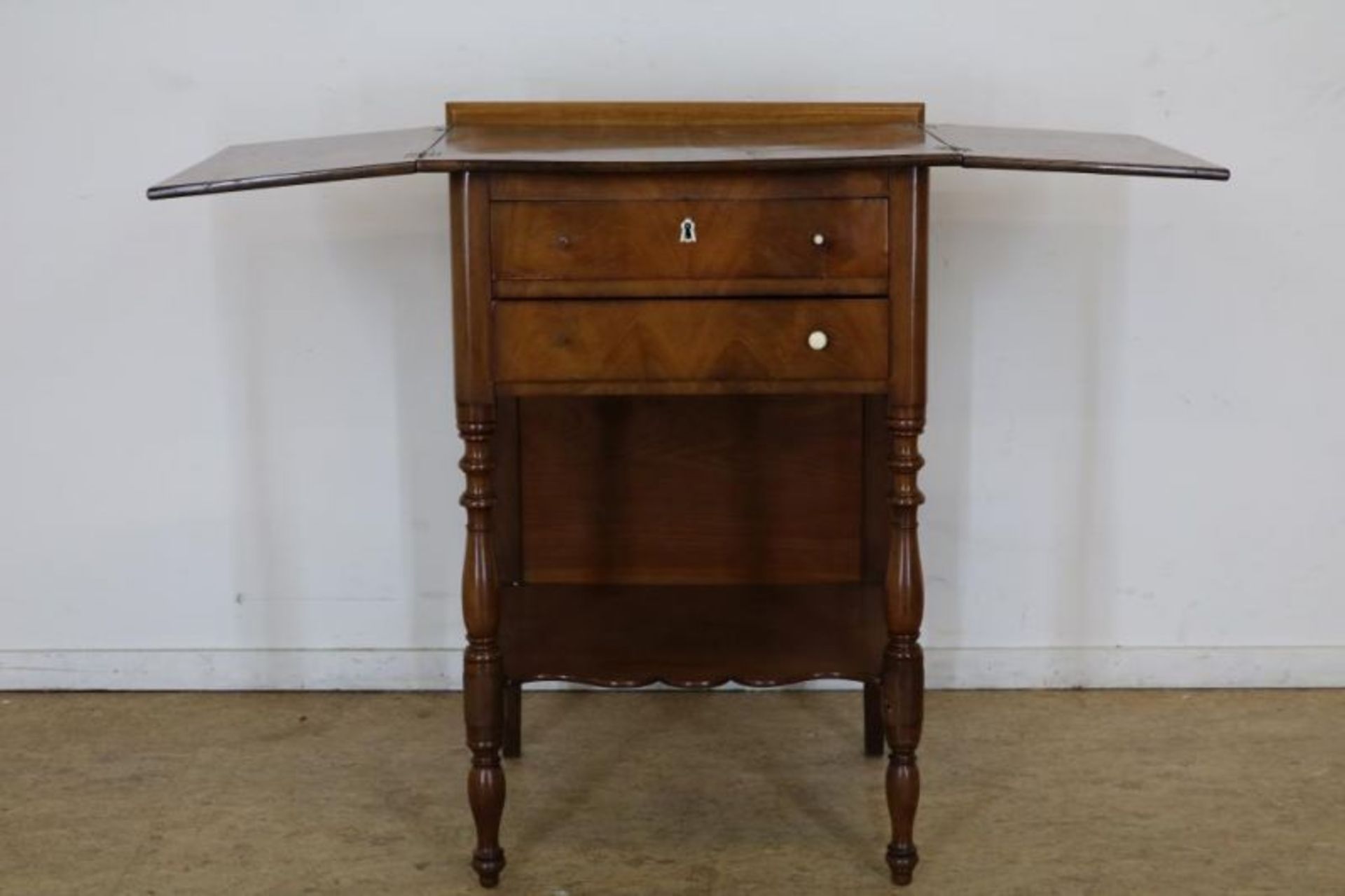 Mahonie Biedermeier domme knecht met etagere, 2 bestekladen en 2 zijbladen, 19e eeuw, h. 126, br. - Bild 2 aus 3