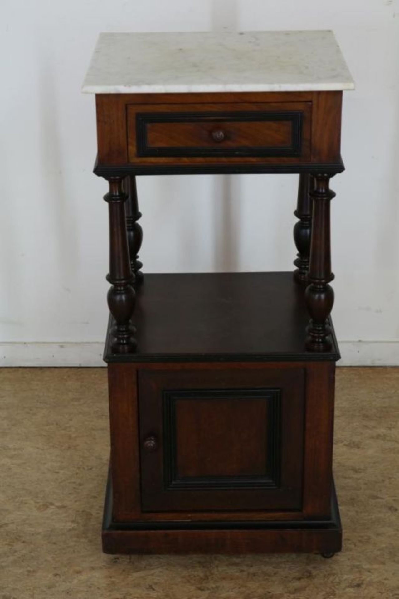 Mahonie met zwartlak nachtcommode onder marmeren blad, 19e eeuw, h. 85, br. 40, d. 38 cm. Mahogany