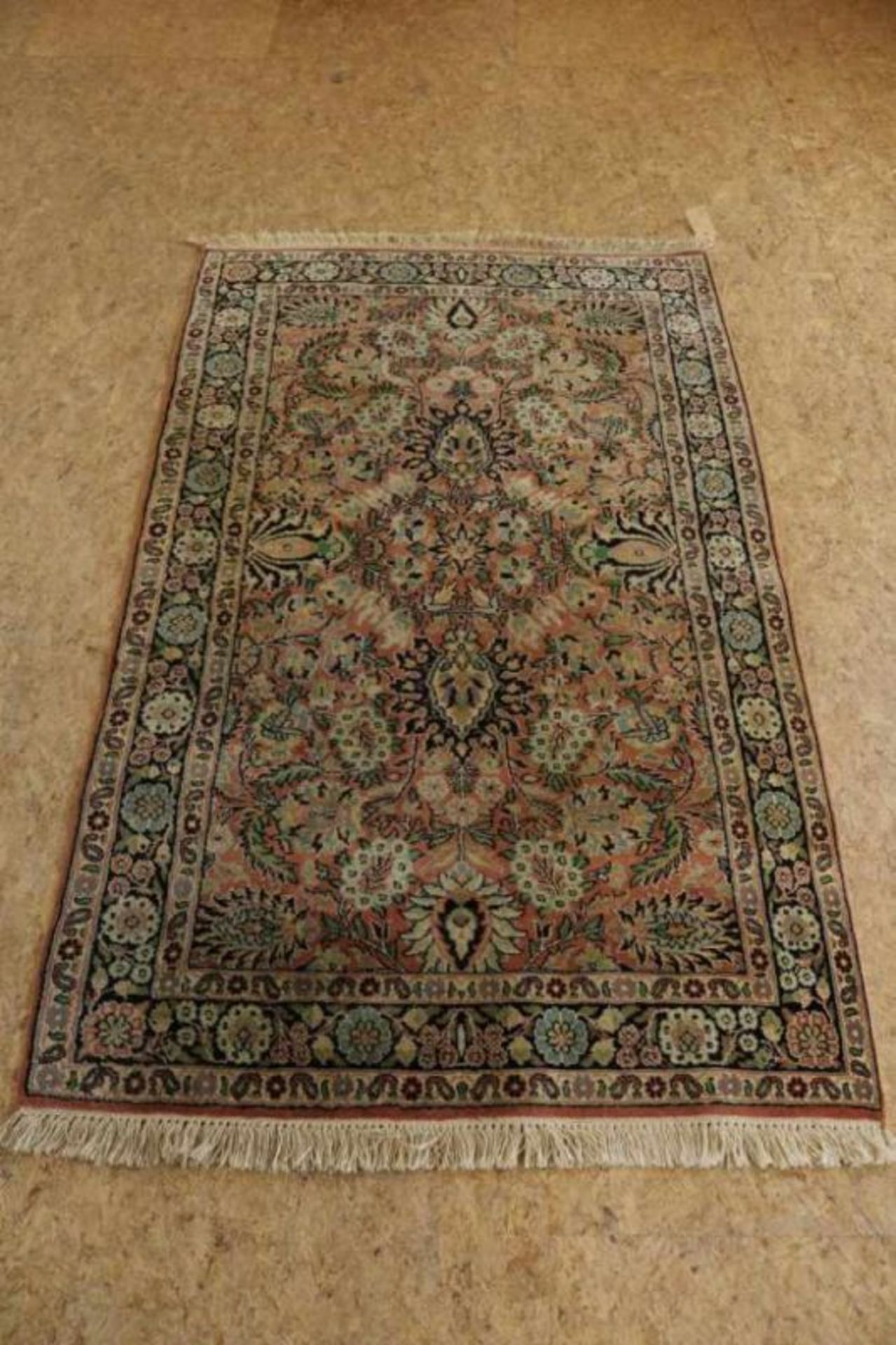 Tapijt, Kashmir met zijde, India, 157 x 96 cm. Carpet, Kashmiri with silk, India, 157 x 96 cm.