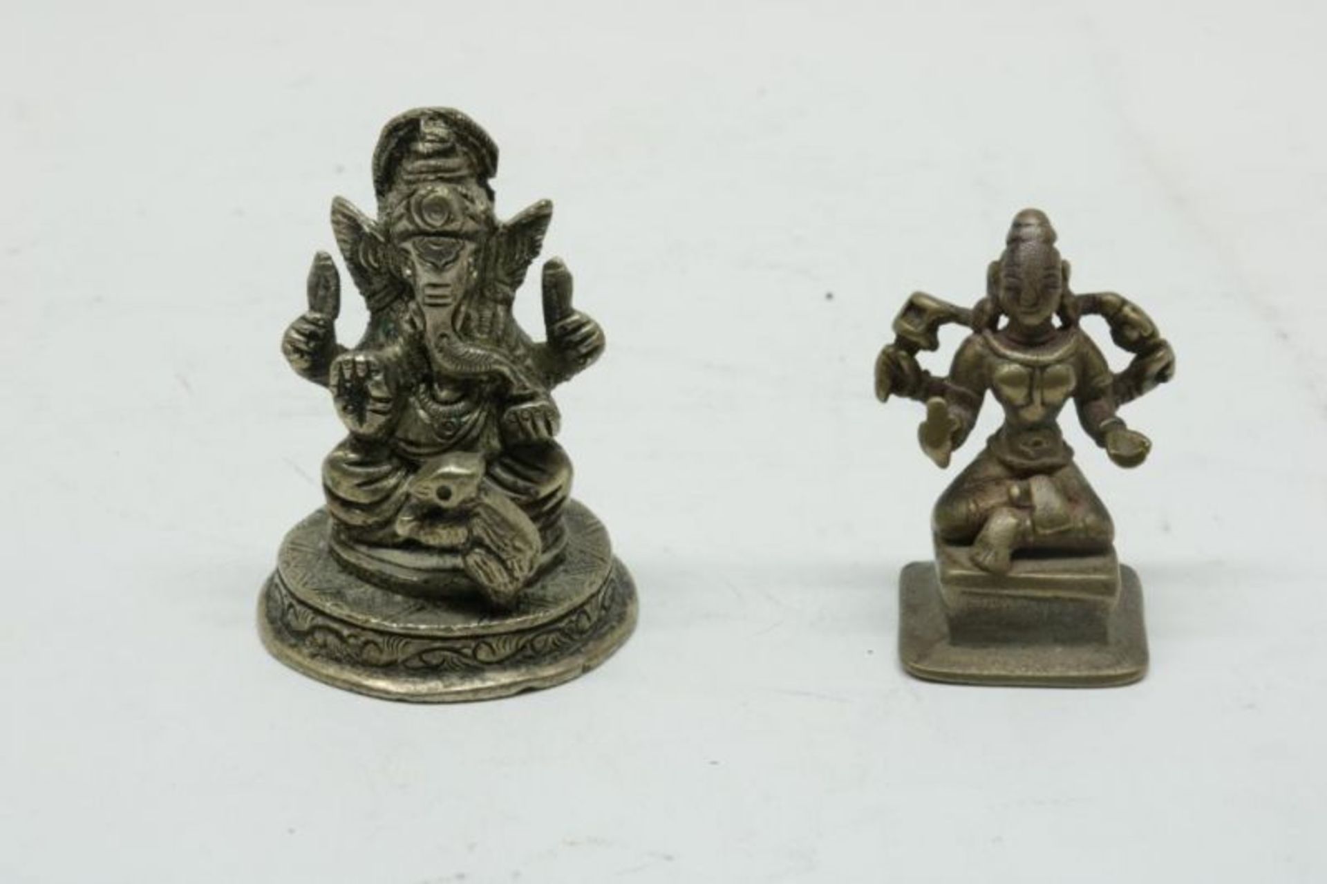 Lot van 6 beelden, w.o. Ganesha en de hand van Boeddha op sokkel, India. - Bild 5 aus 5