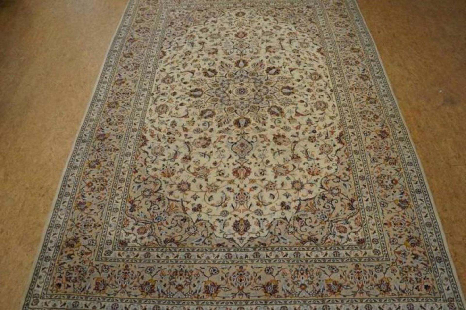 Tapijt, Kashan, 355 x 255 cm. Carpet, Kashan, 355 x 255 cm.