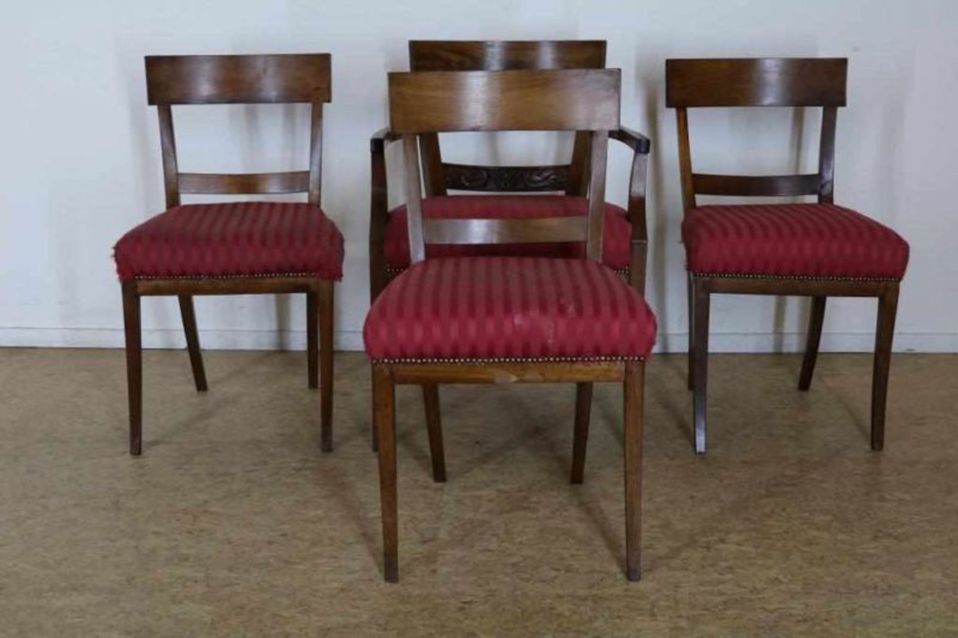 Serie van 4 mahonie Empire stoelen, w.o. 1 armstoel, bekleed met rood gestreepte stof, 19e eeuw (