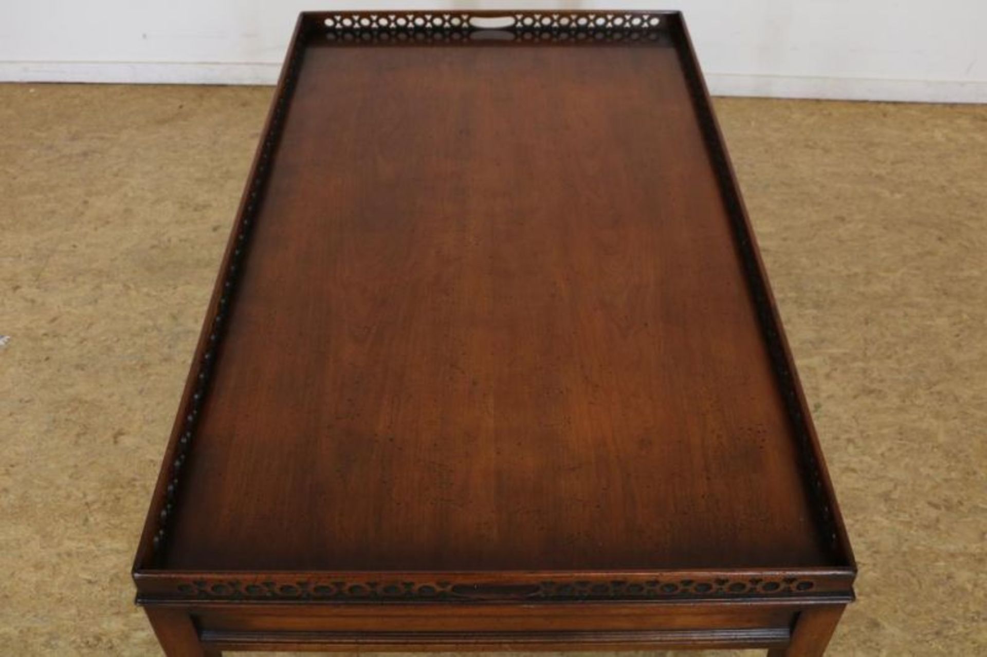 Kersenhouten salontafel, h. 50, l. 120, br. 70 cm. Cherry wood coffee table, h.50, l. 120, w. 70 cm. - Bild 3 aus 3