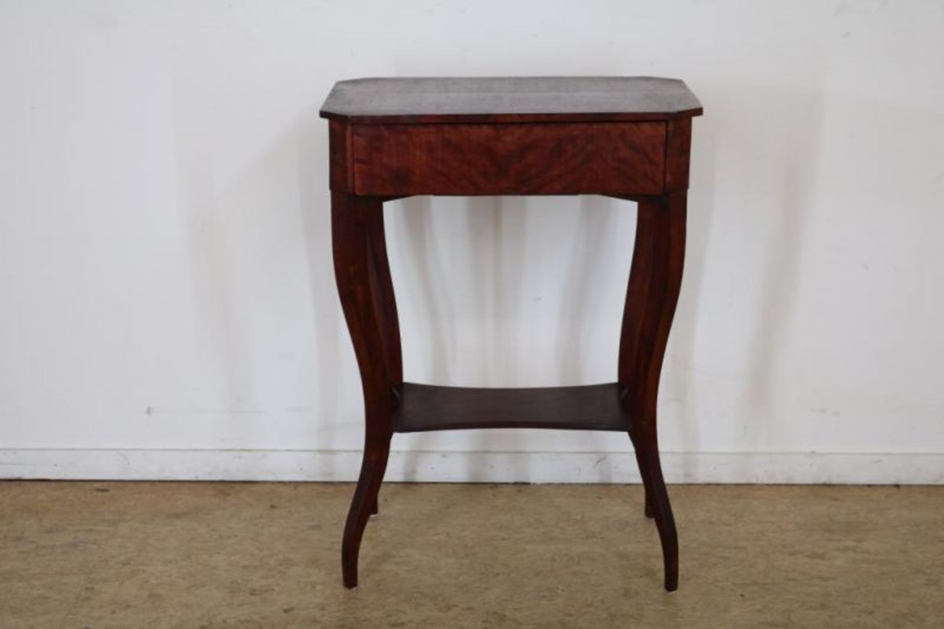 Mahonie Biedermeier naaitafeltje met lade, ca. 1840, h. 75, bladmaat 56 x 42 cm. Mahogany sewing