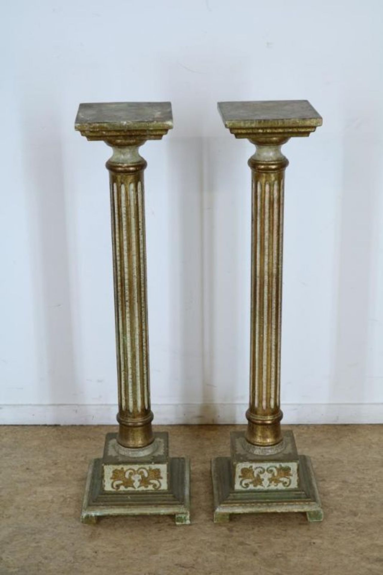 Stel houten deels polychroom piedestals in de vorm van gecannelleerde zuilen, h. 93 cm. Pair of 2