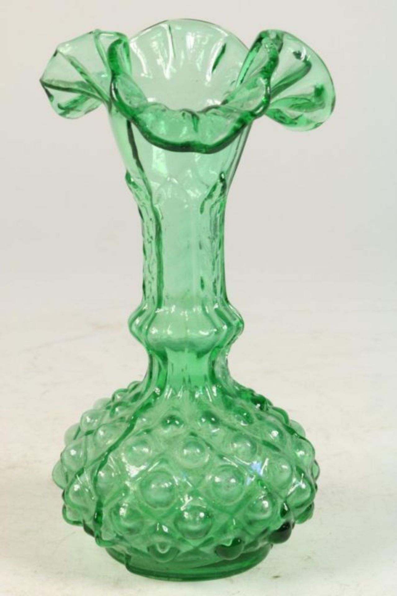 Lot van 2 groen handgeblazen glazen, w.o. 19e eeuw A collection of 2 green glasses, among which 19th - Bild 3 aus 3