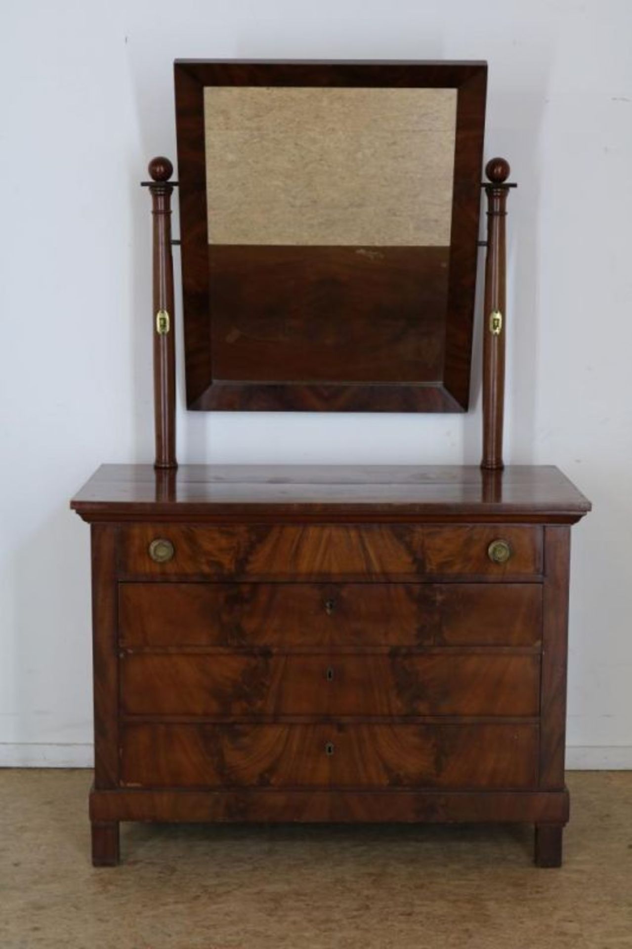 Mahonie commode met spiegelopstand en onderin 4 laden, 19e eeuw, h. 167, br. 102, d. 52 cm. Mahogany