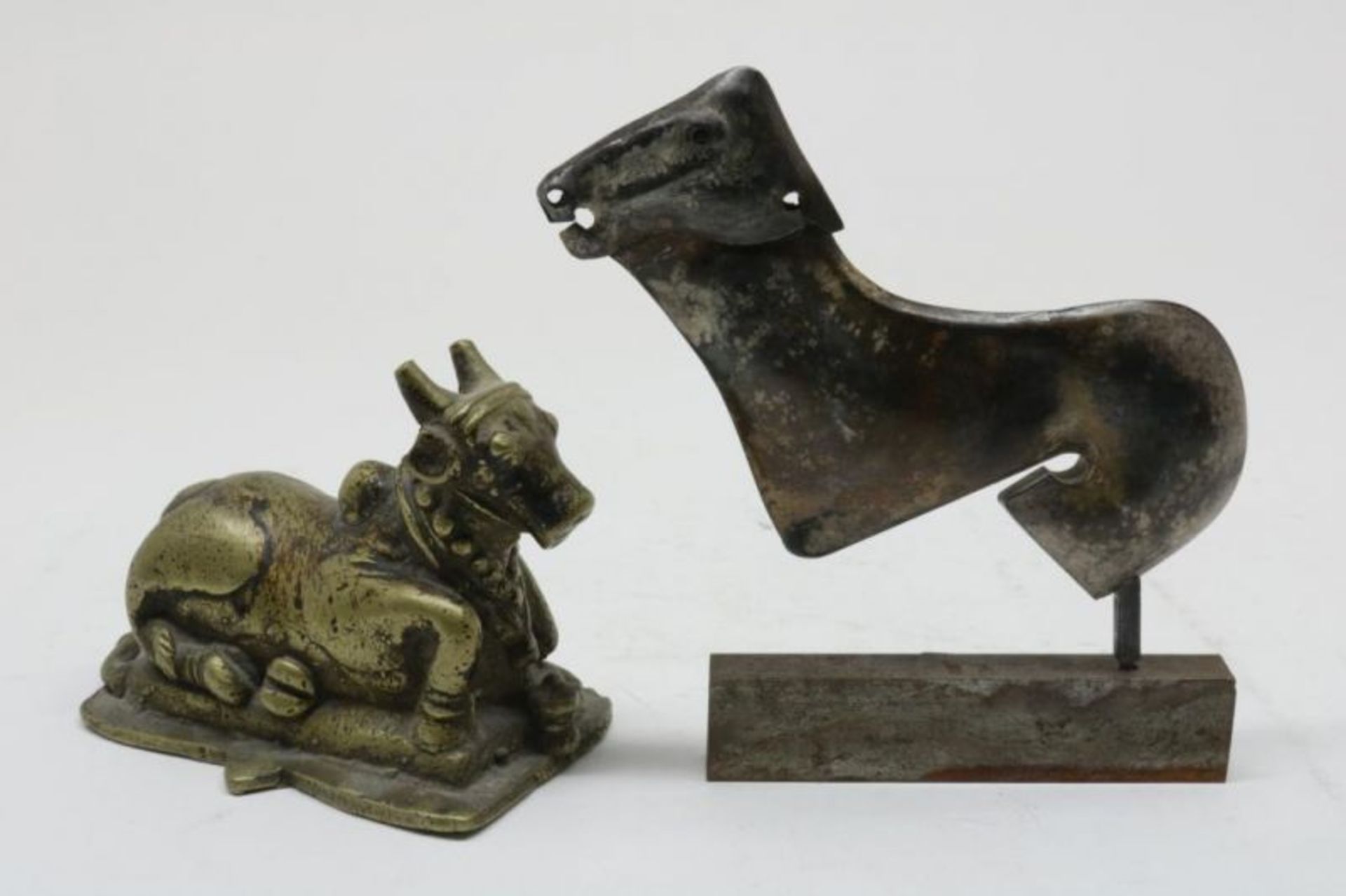 Lot van 4 beelden, w.o. Ganesha en Heilige koe, blikken paard en een stempel, India. - Bild 2 aus 4