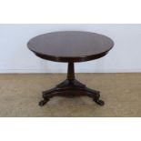 Mahonie ronde salontafel op klauwpoten, 19e eeuw, h. 68, diam. 94 cm. Mahogany round coffee table,