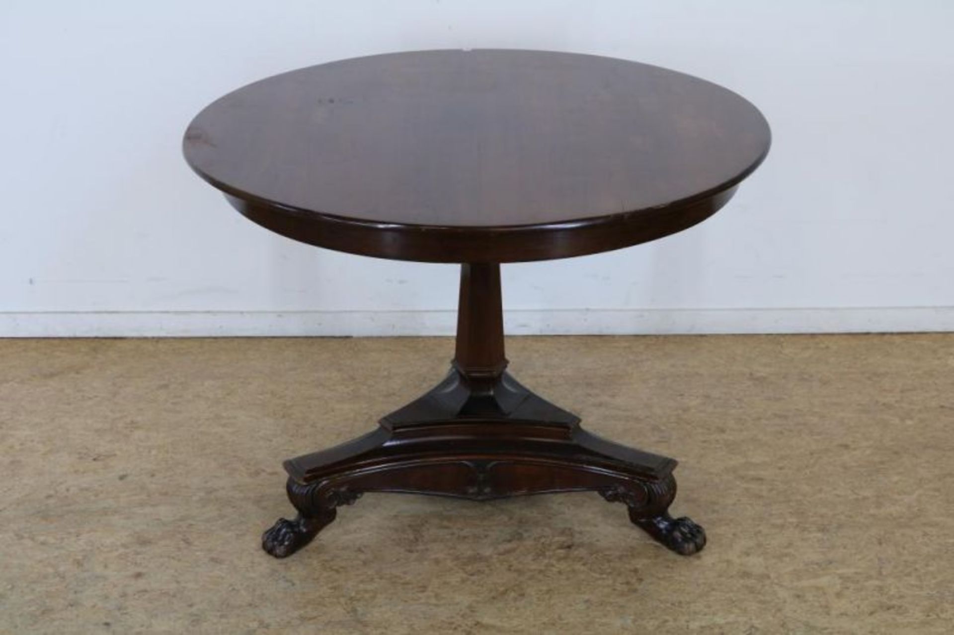 Mahonie ronde salontafel op klauwpoten, 19e eeuw, h. 68, diam. 94 cm. Mahogany round coffee table,