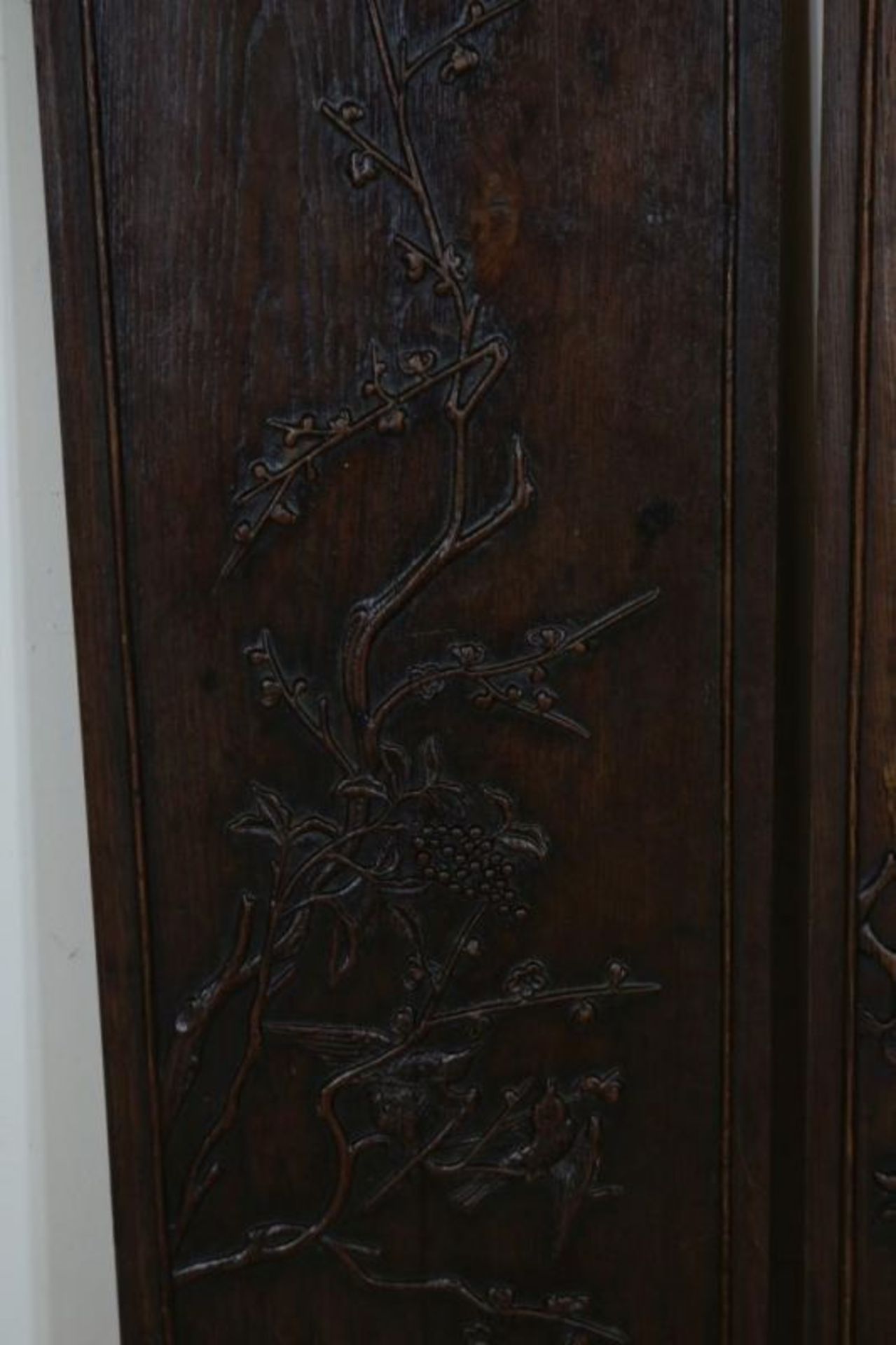 Stel houten wandpanelen met relief gestoken vogels op tak, 87 x 27 cm. - Bild 2 aus 3