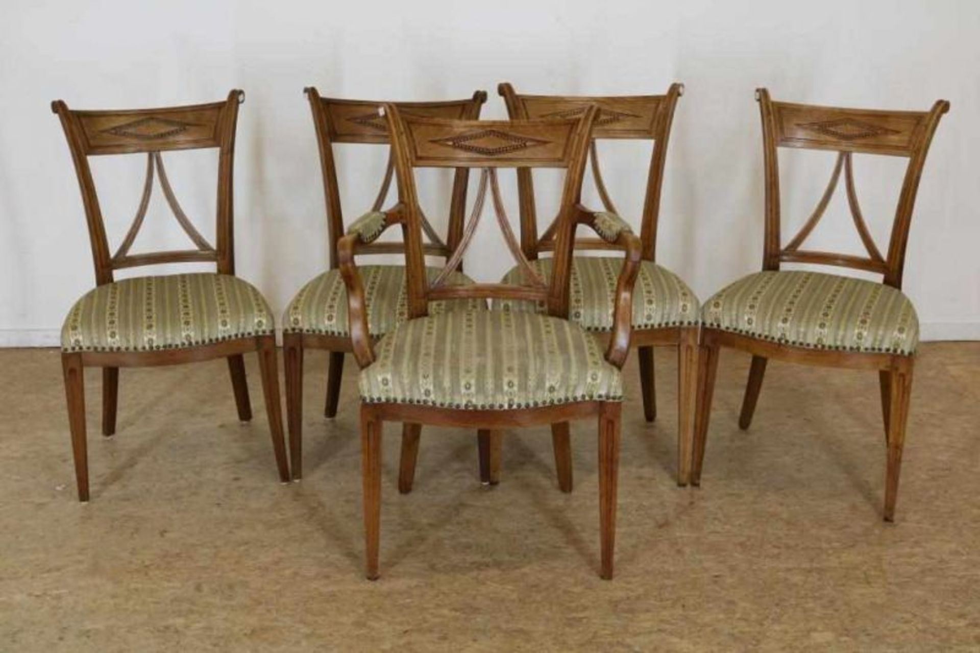 Lot van 5 iepen korenaarstoelen waarvan 1 met armleuningen, 18e eeuw. Lot of 5 elmwood chairs