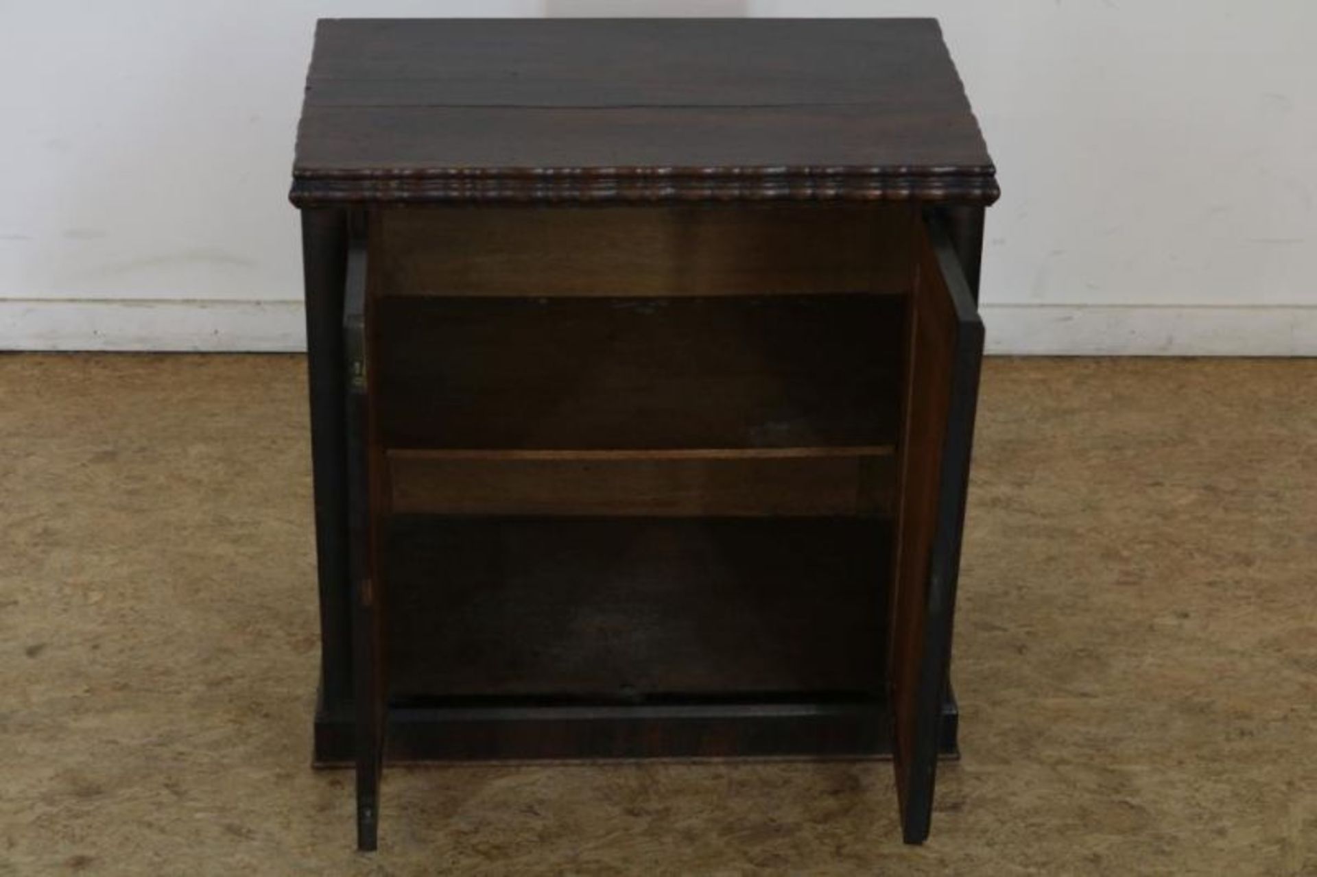 Met palissander belijmde commode met 2 deuren, h. 54, br. 54, d. 35 cm. Partly rosewood commode with - Bild 2 aus 3