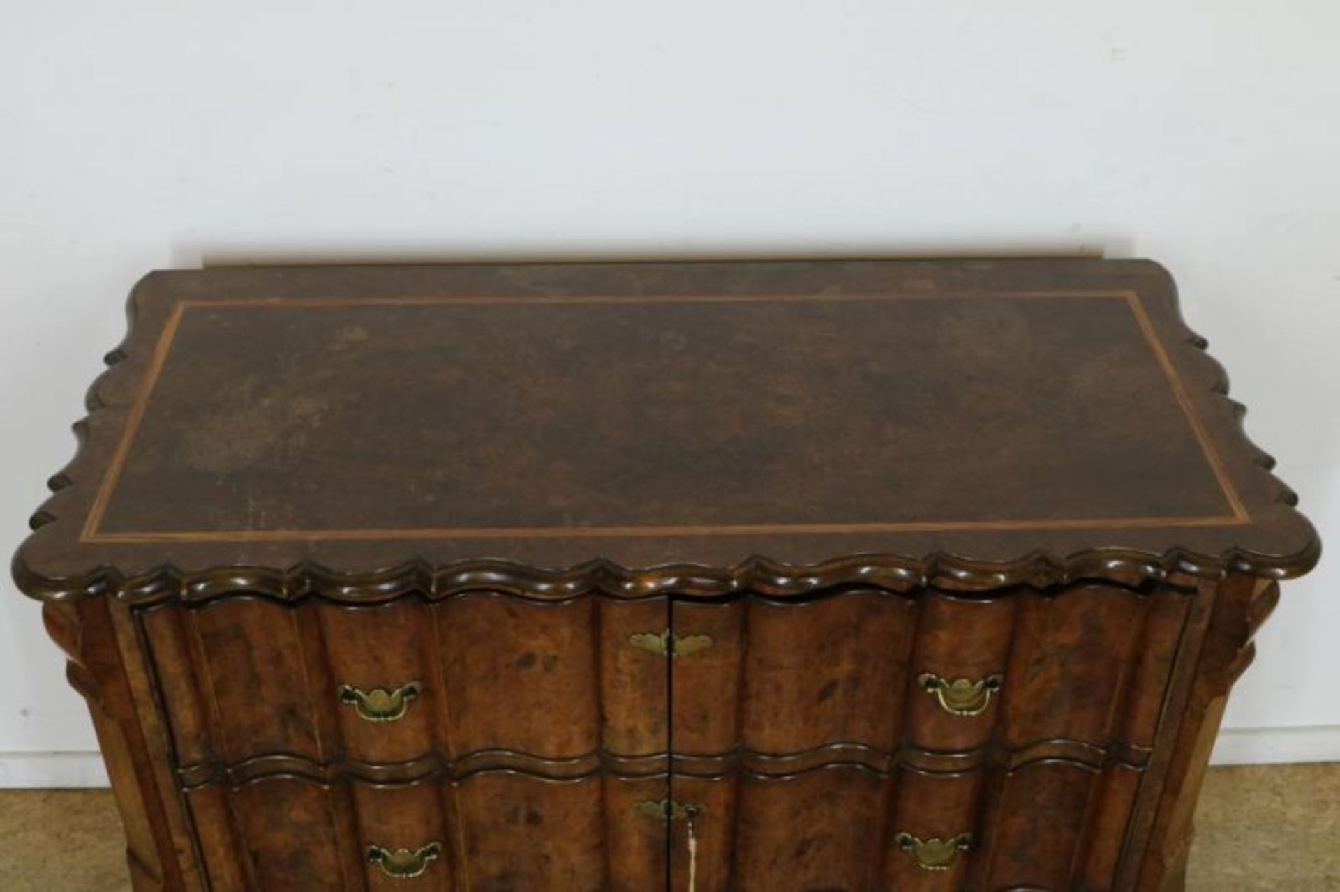 Wortelnoten gefineerde Louis XVI-stijl orgelgebogen commode met 3 valse laden als 2 paneeldeuren, h. - Bild 2 aus 3