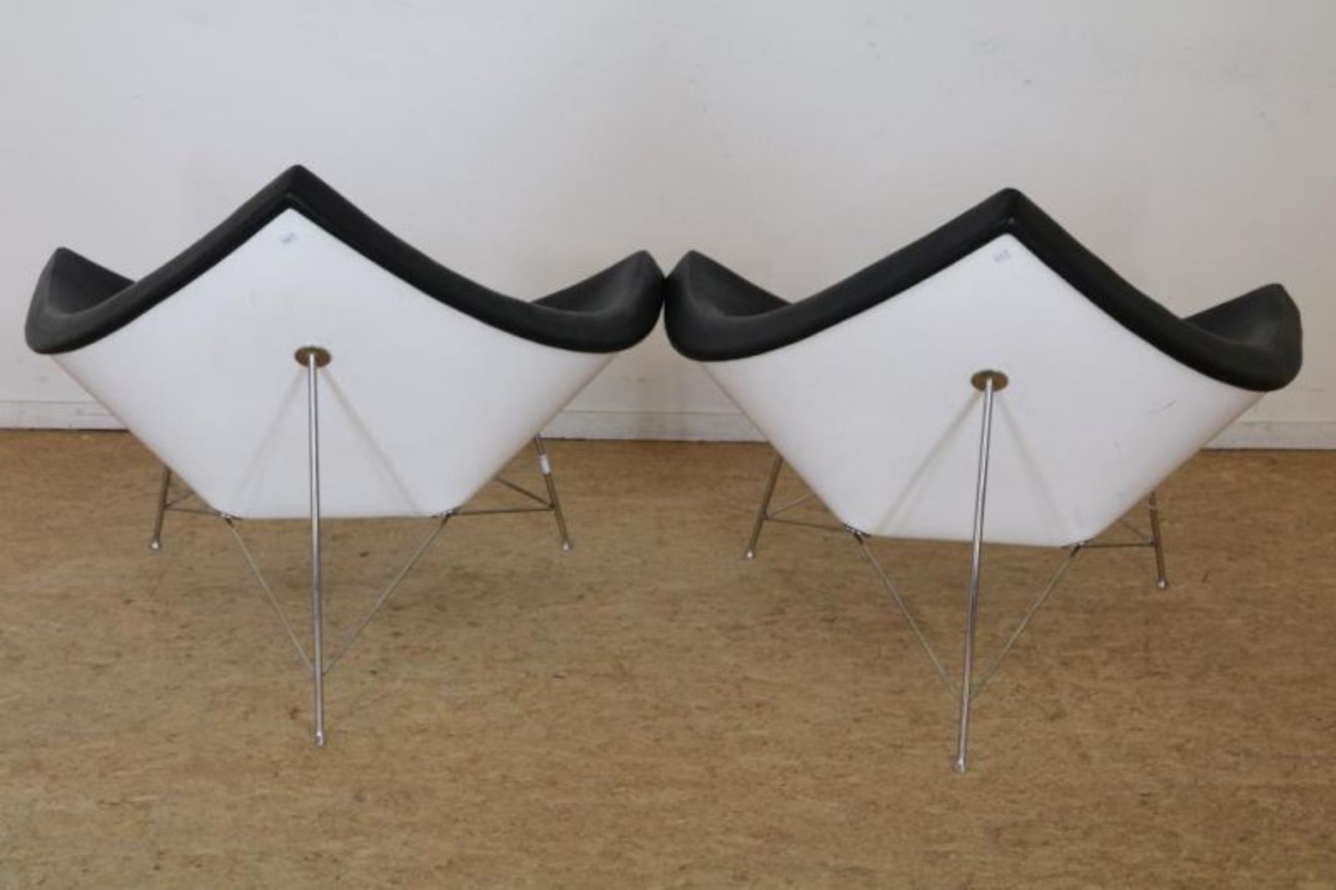 Stel design Coconut chairs op verchroomde poten. A pair of Coconut chairs with black leather - Bild 2 aus 2