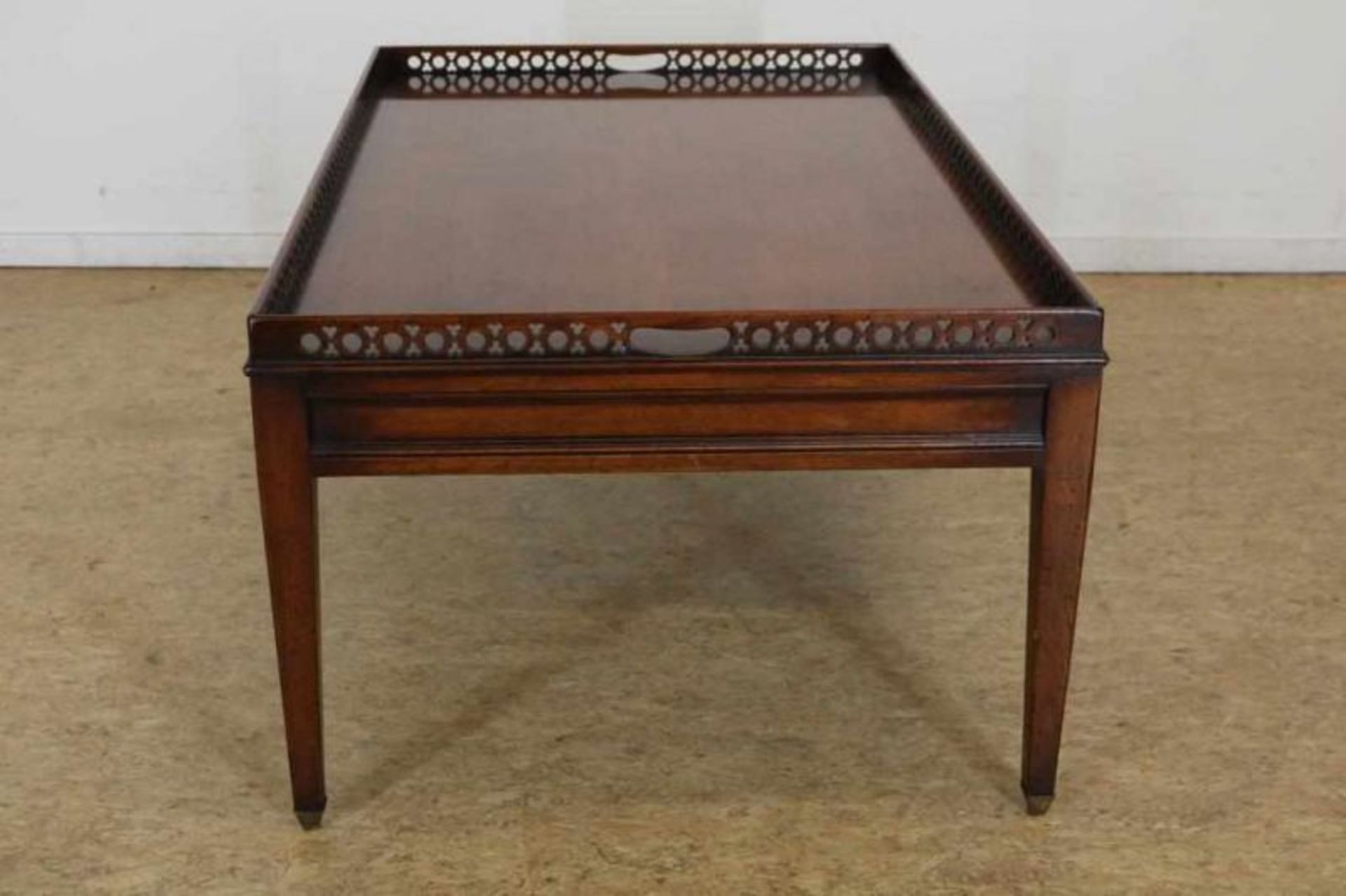 Kersenhouten salontafel, h. 50, l. 120, br. 70 cm. Cherry wood coffee table, h.50, l. 120, w. 70 cm. - Bild 2 aus 3