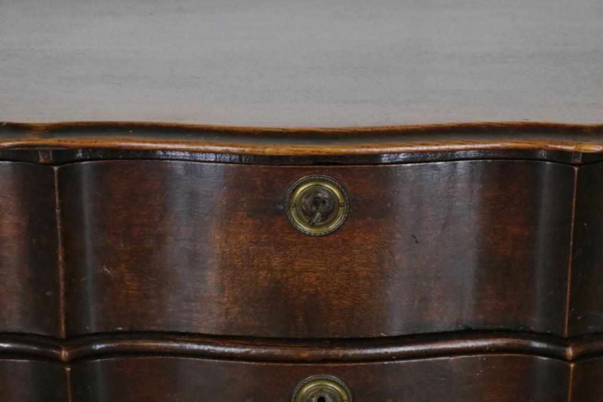 Eiken orgelgebogen commode met 4 laden op Queen-Anne pootjes, Engeland 18e eeuw, h. 82, br. 84, d. - Bild 2 aus 3