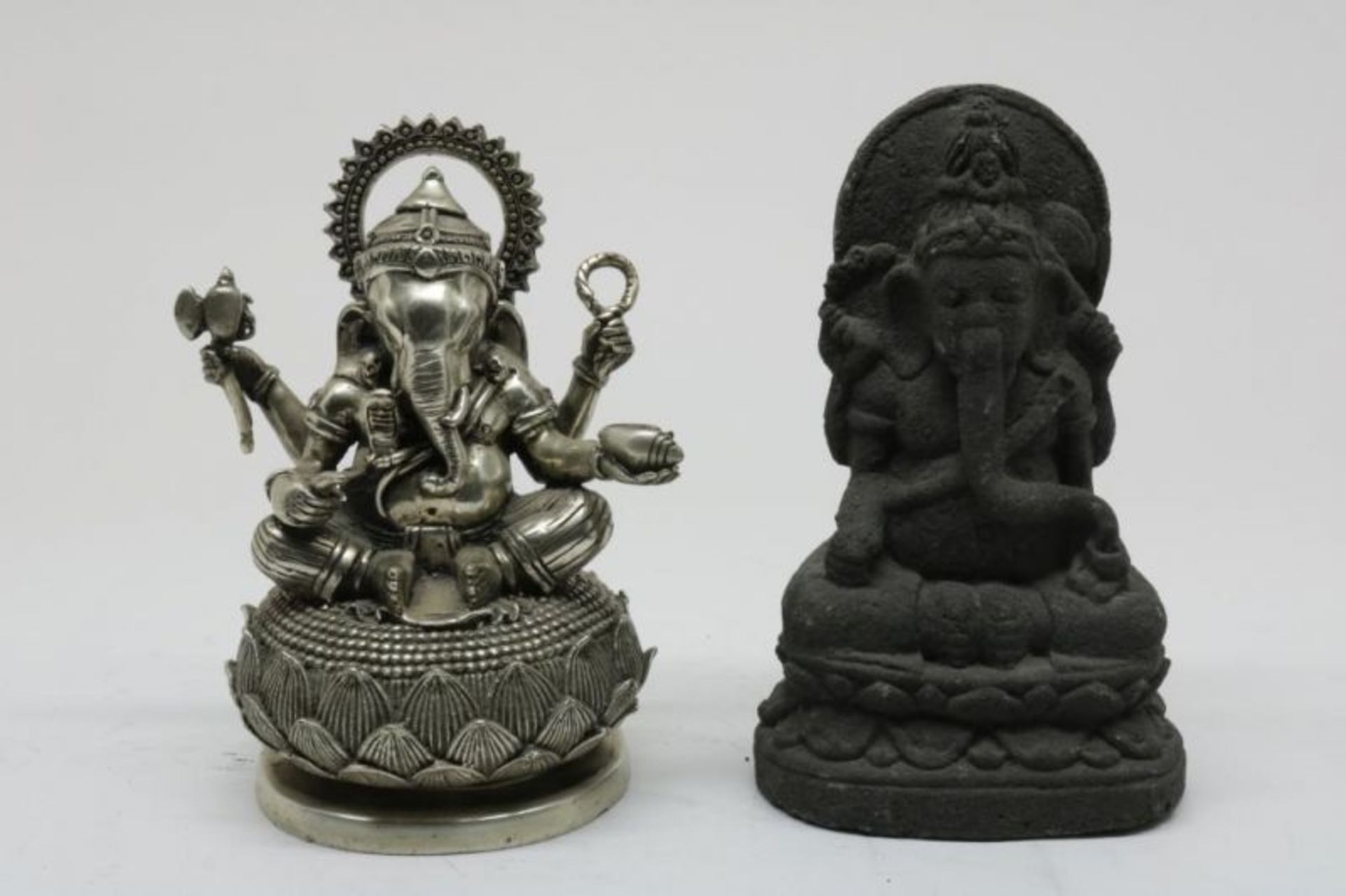 Lot van 6 beelden, w.o. Ganesha en de hand van Boeddha op sokkel, India. - Bild 3 aus 5